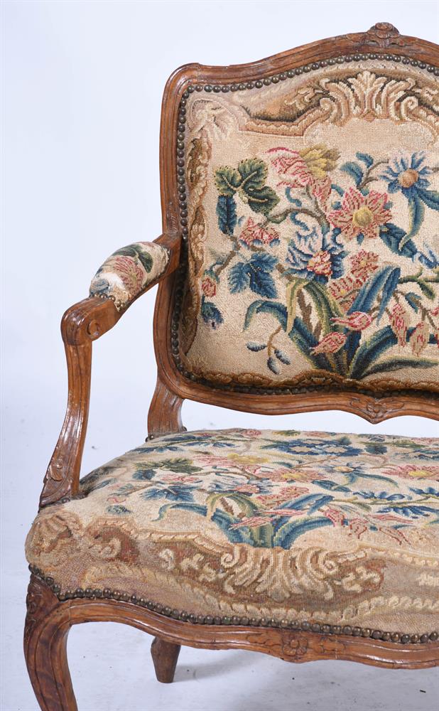 A CARVED OAK AND UPHOLSTERED SETTEE, LATE 18TH OR EARLY 19TH CENTURY - Image 2 of 2