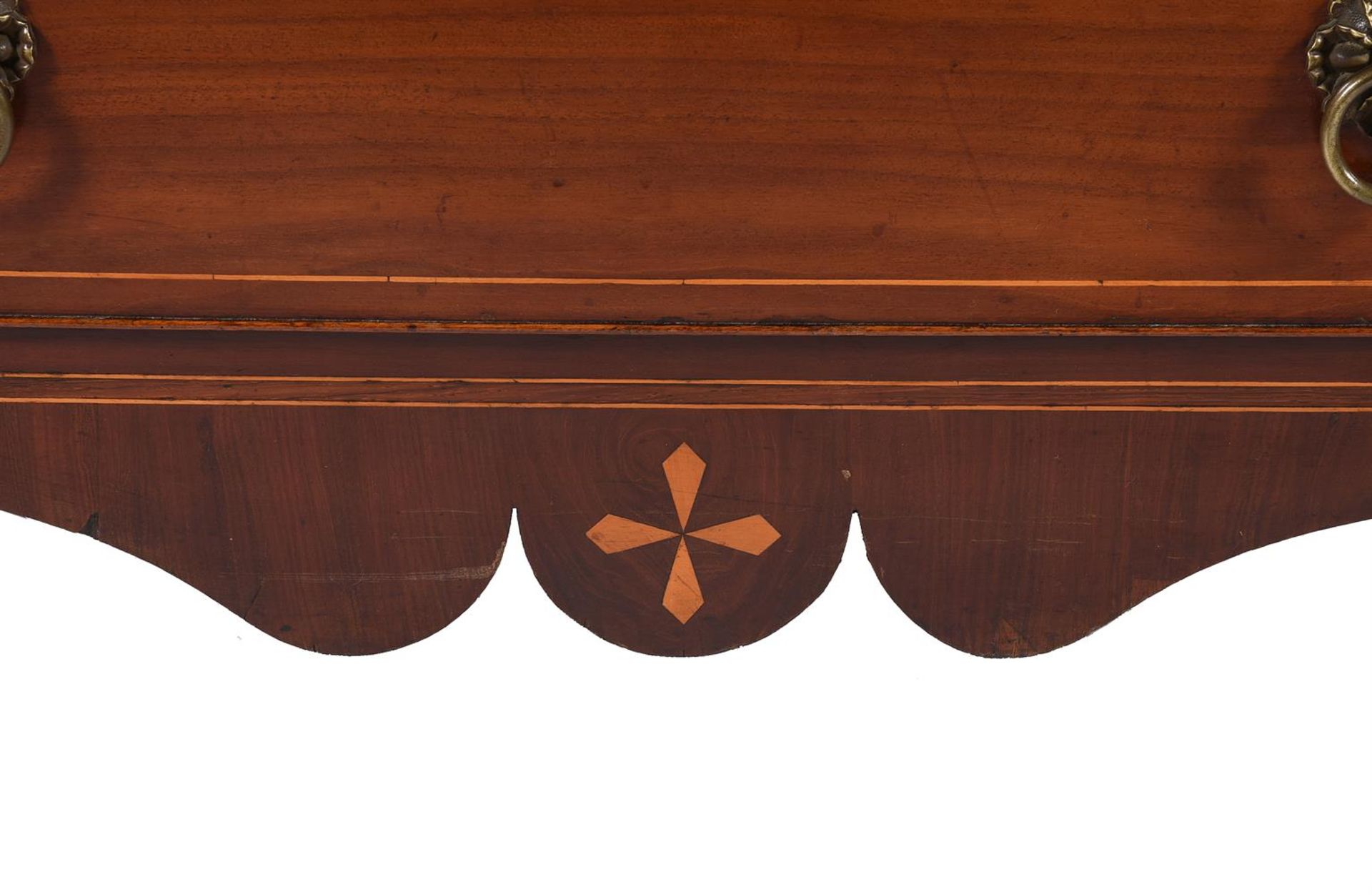 Y A REGENCY MAHOGANY AND ROSEWOOD CROSSBANDED CHEST OF DRAWERS, PROBABLY CHANNEL ISLANDS, CIRCA 1820 - Bild 3 aus 4