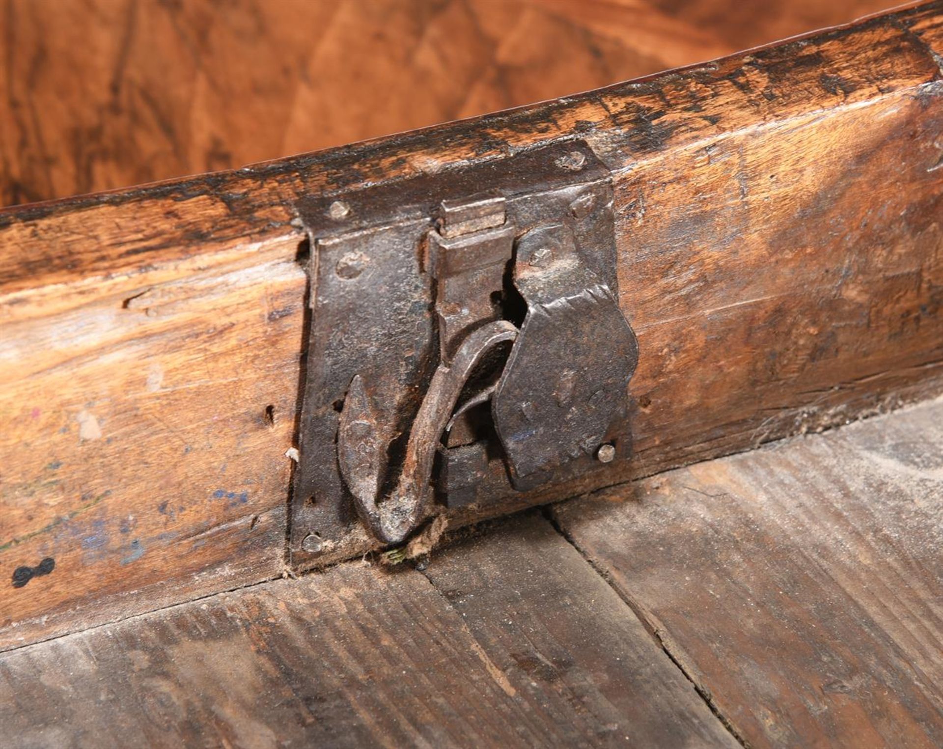 A NORTH ITALIAN FIGURED WALNUT AND CROSSBANDED SERPENTINE DRESSING TABLE, LATE 18TH CENTURY - Image 8 of 8