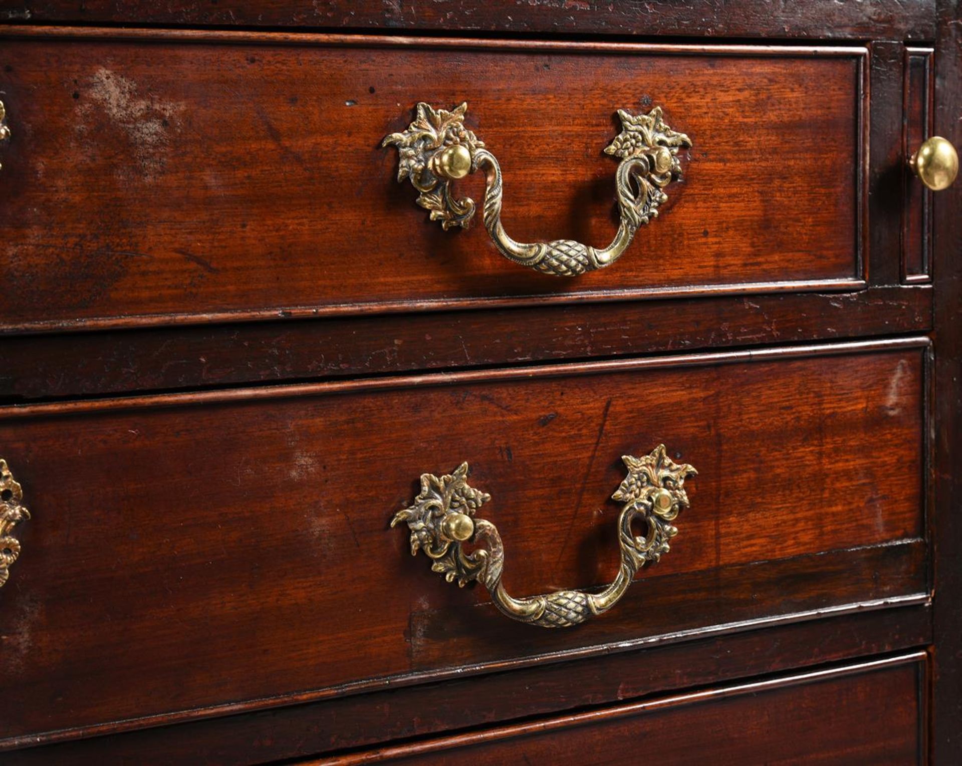 A GEORGE II MAHOGANY BUREAU BOOKCASE, BY JOHN FRANKLIN, CIRCA 1750 - Bild 6 aus 7