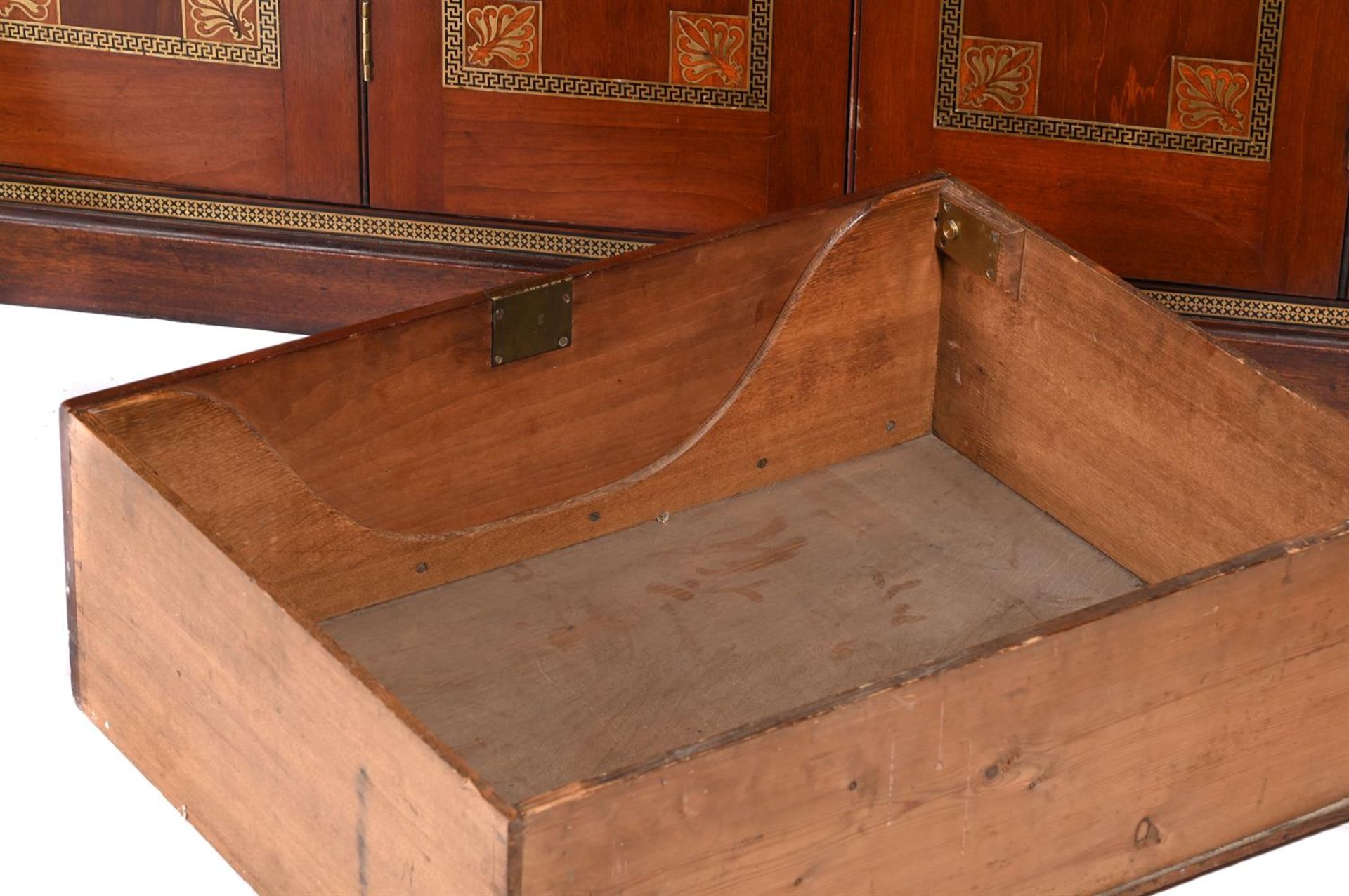 Y A REGENCY MAHOGANY, ROSEWOOD AND BRASS MARQUETRY ESTATE CABINET, CIRCA 1820 - Bild 4 aus 4