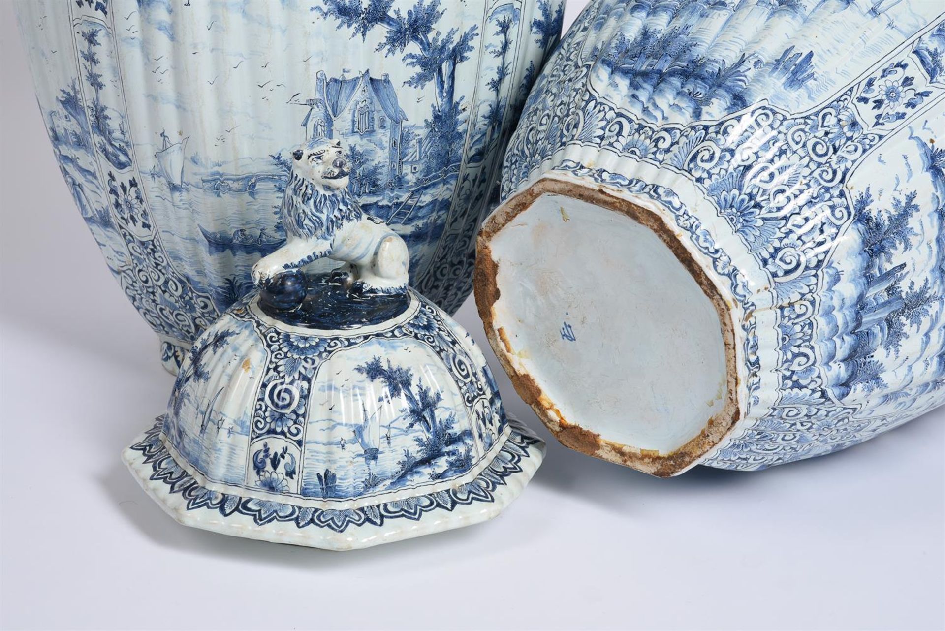 A LARGE PAIR OF DELFT JARS AND COVERS, 19TH CENTURY - Image 6 of 6