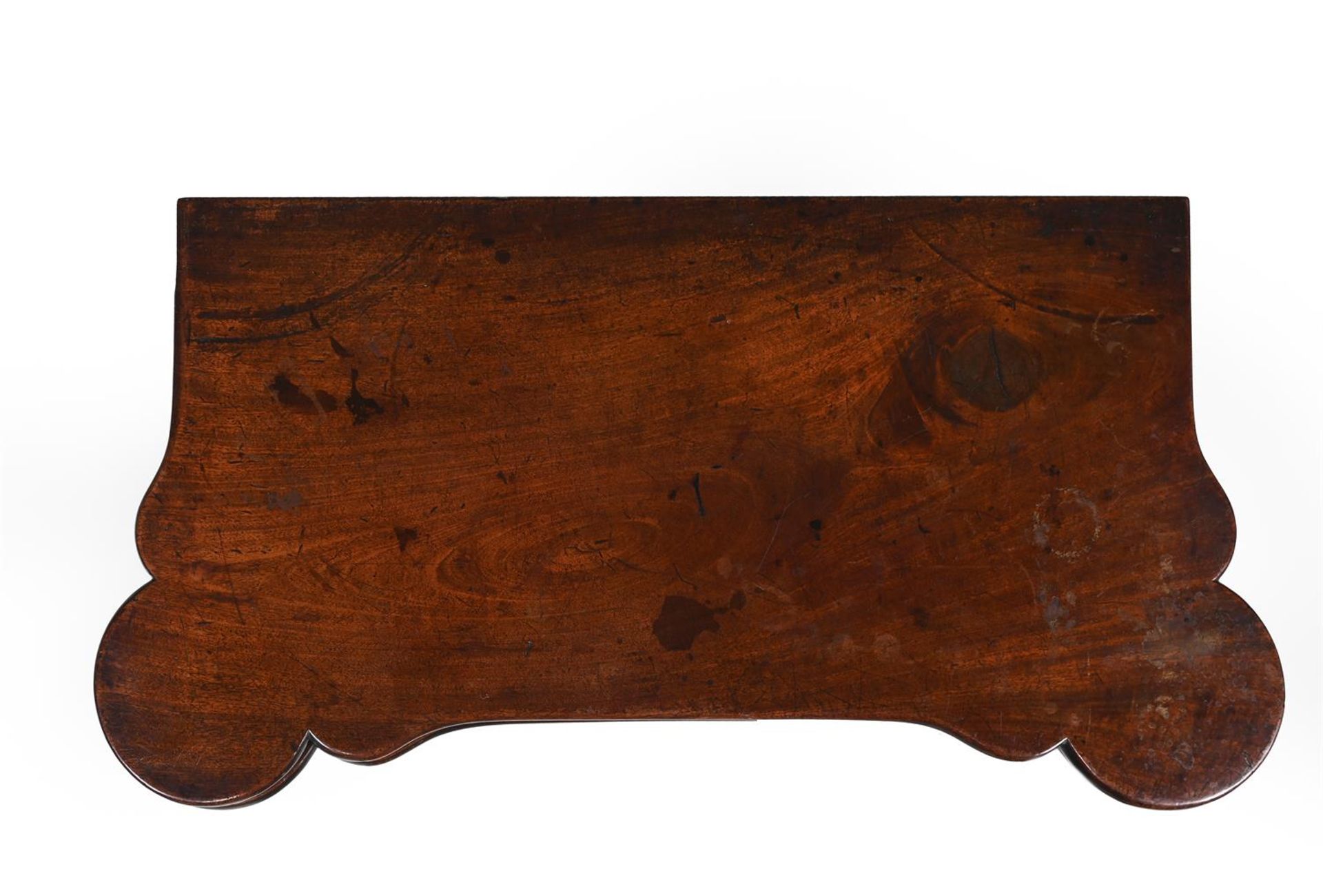 A GEORGE II MAHOGANY FOLDING TEA TABLE, POSSIBLY IRISH, CIRCA 1750 - Bild 3 aus 5