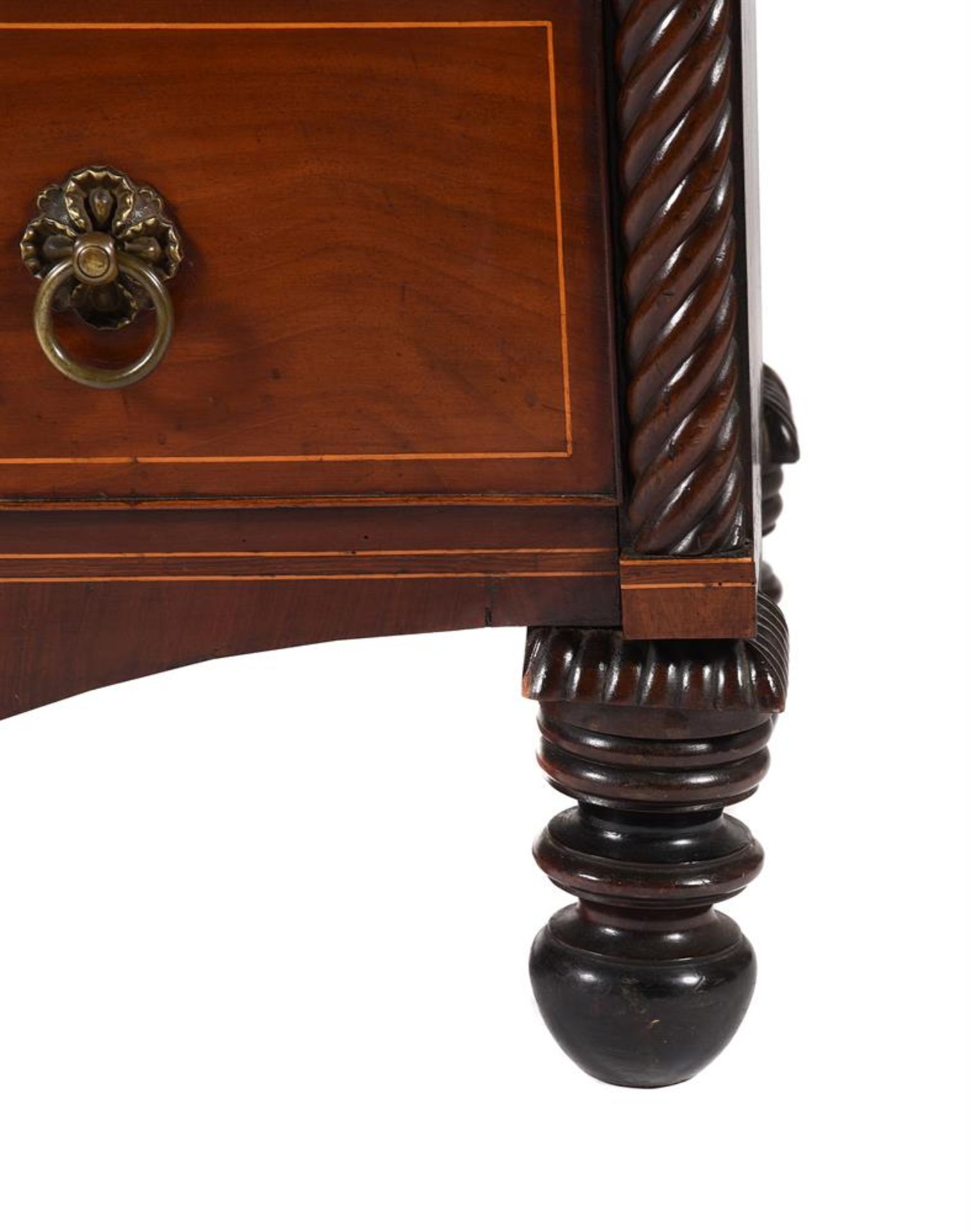 Y A REGENCY MAHOGANY AND ROSEWOOD CROSSBANDED CHEST OF DRAWERS, PROBABLY CHANNEL ISLANDS, CIRCA 1820 - Bild 2 aus 4