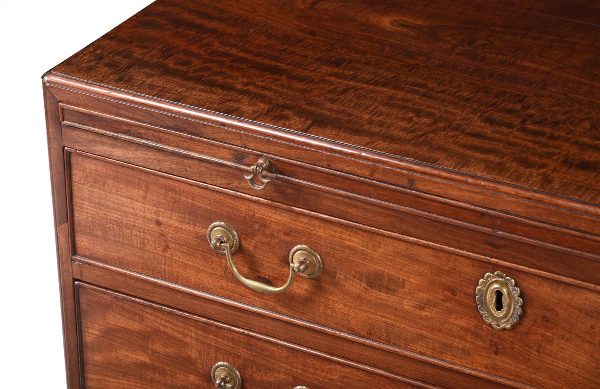 A GEORGE III 'FIDDLEBACK' MAHOGANY BACHELOR'S CHEST OF DRAWERS, CIRCA 1770 - Bild 3 aus 4