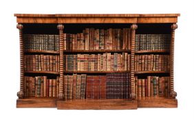 Y A GEORGE IV ROSEWOOD BREAKFRONT OPEN BOOKCASE, CIRCA 1825