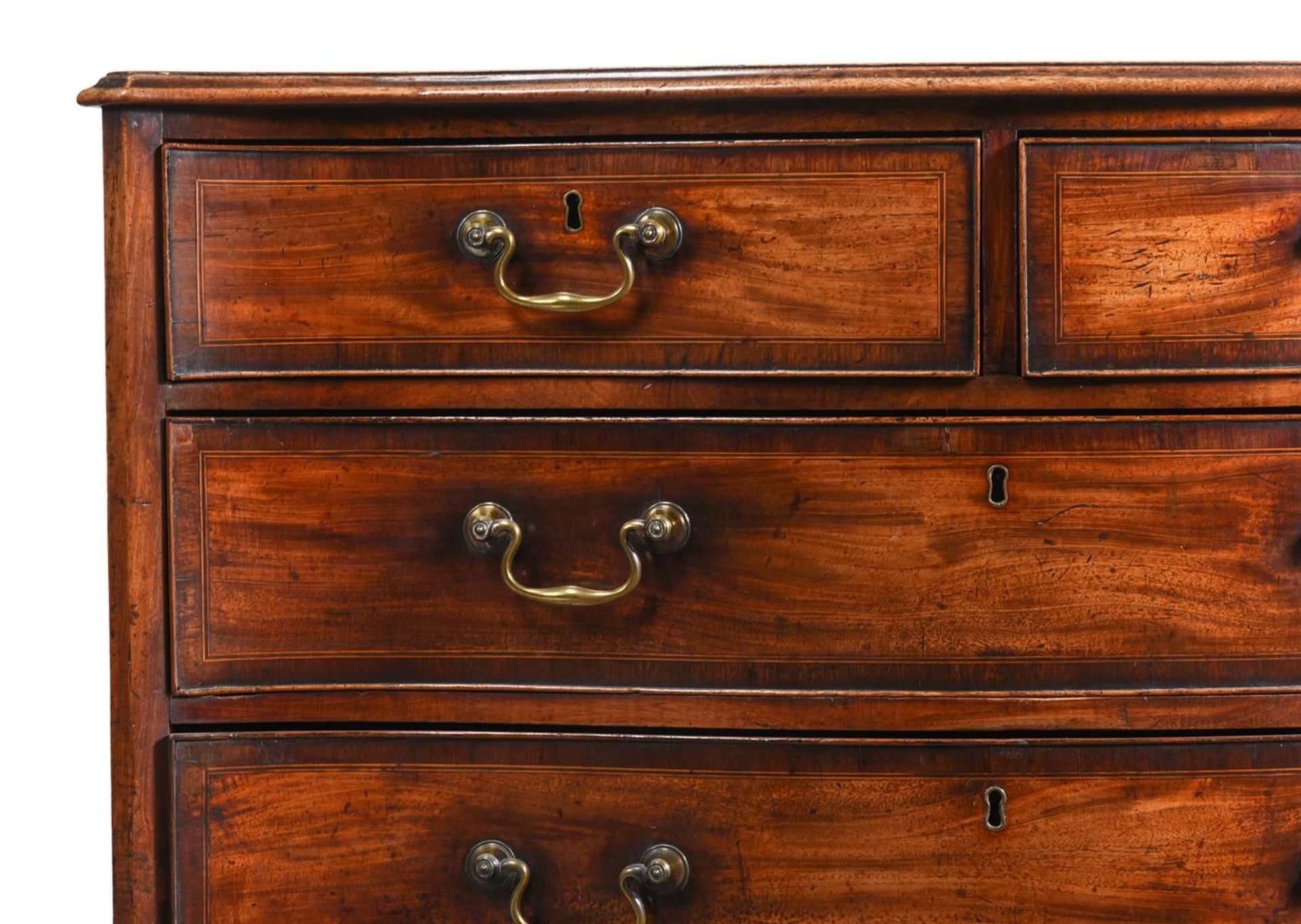 Y A GEORGE III MAHOGANY AND ROSEWOOD CROSSBANDED SERPENTINE FRONTED CHEST OF DRAWERS, CIRCA 1770 - Bild 2 aus 3