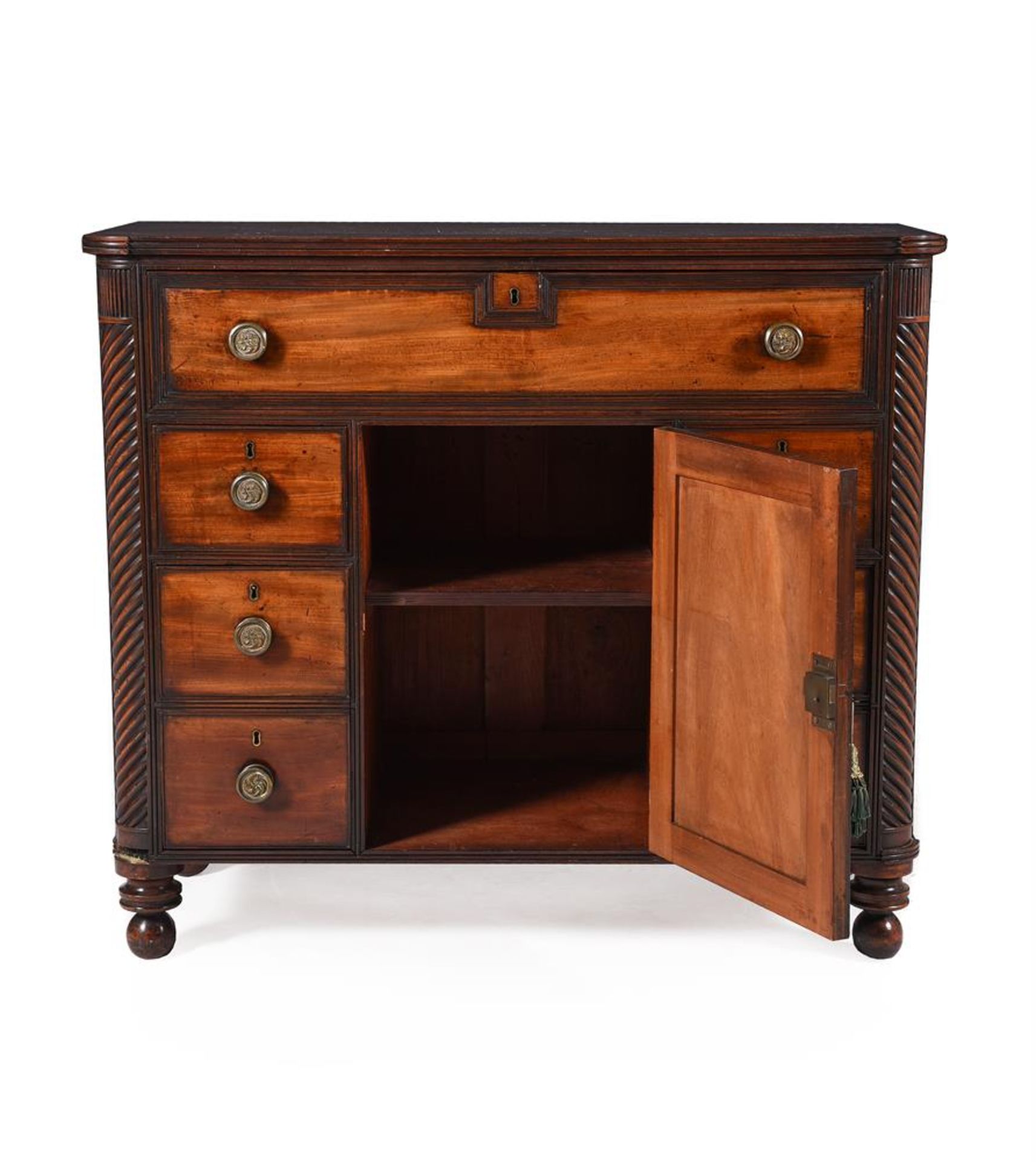 AN UNUSUAL REGENCY MAHOGANY CHEST OF DRAWERS, PROBABLY SCOTTISH, CIRCA 1820 - Bild 5 aus 6