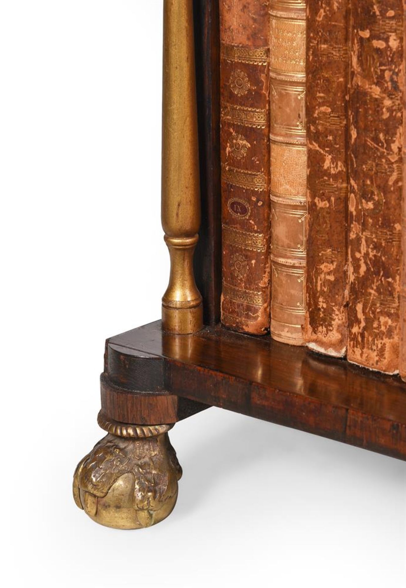 Y A PAIR OF REGENCY ROSEWOOD AND PARCEL GILT 'WATERFALL' OPEN BOOKCASES, CIRCA 1815 - Bild 5 aus 7