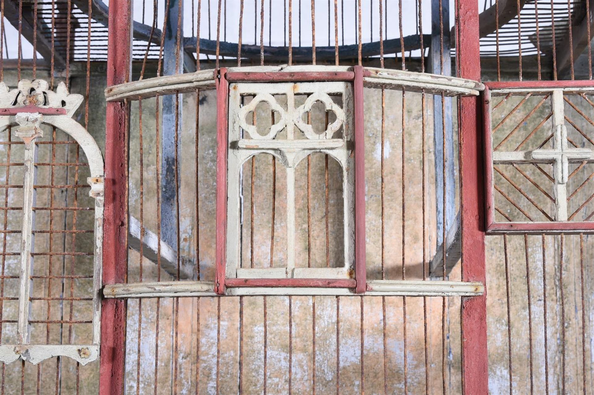 A LARGE PAINTED WOOD AND WIREWORK BIRDCAGE, FIRST HALF 20TH CENTURY - Image 4 of 5