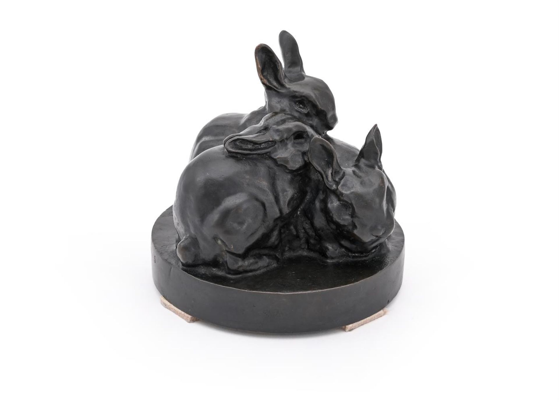 λ H BOKLEN (GERMAN, 20TH CENTURY), A BRONZE GROUP OF THREE RABBITS - Bild 3 aus 5