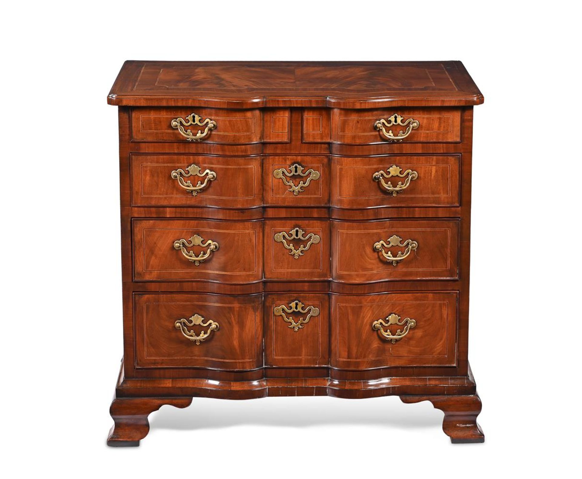 A GEORGE III MAHOGANY CHEST OF DRAWERS, CIRCA 1770 - Bild 2 aus 3