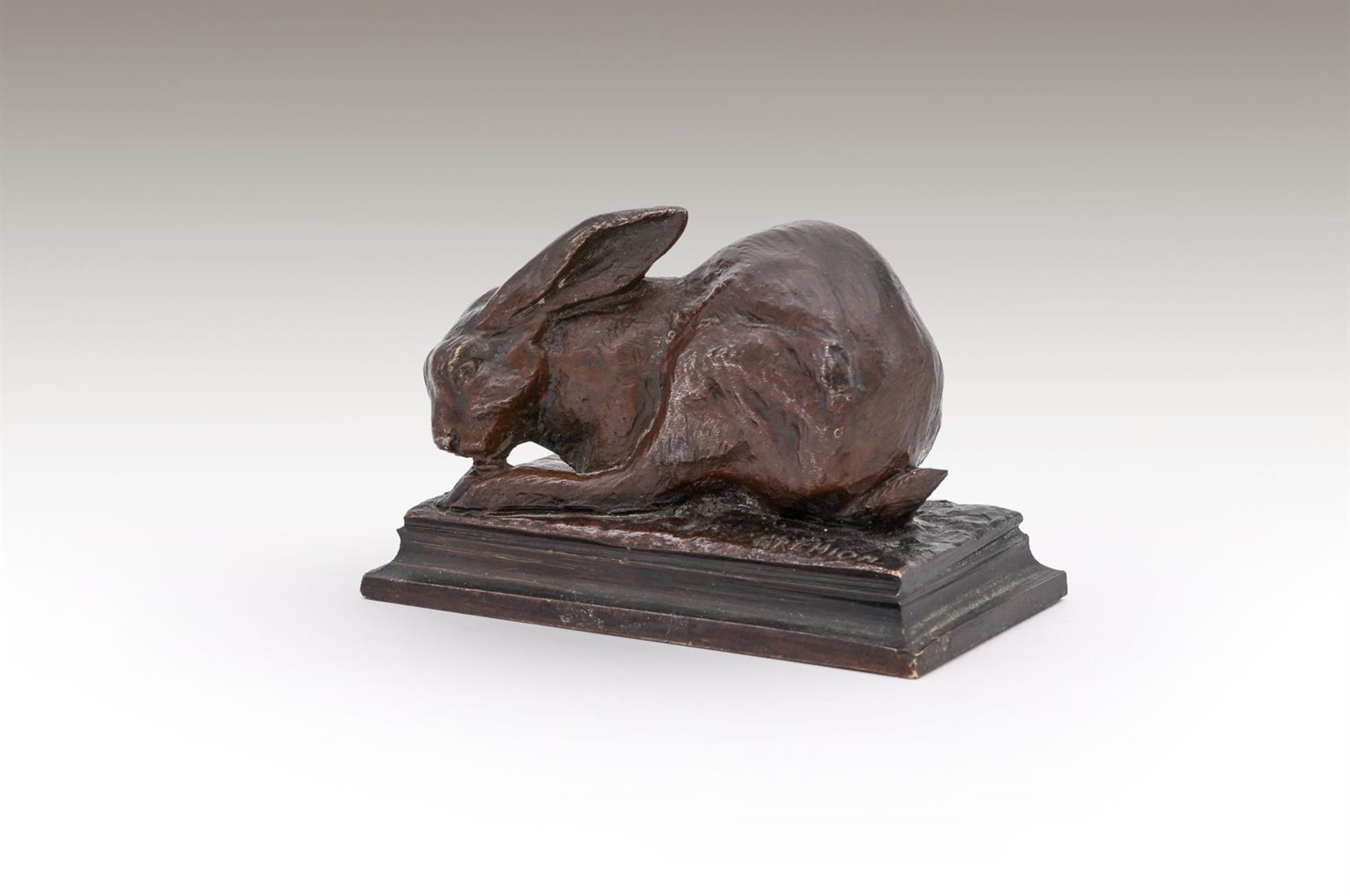 CHARLES GREMION (FRENCH, 19TH/20TH CENTURY), A BRONZE MODEL OF A HARE GROOMING - Image 5 of 5