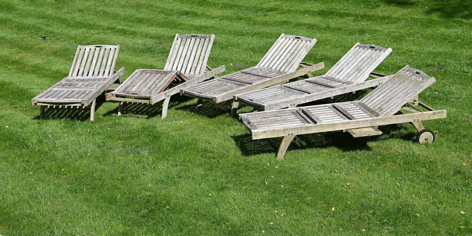 A SET OF FIVE TEAK 'STEAMER' STYLE GARDEN LOUNGERS, 20TH CENTURY - Image 2 of 2