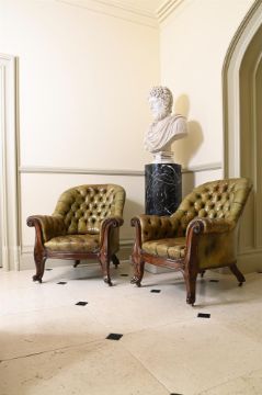 A PAIR OF WILLIAM IV CARVED WALNUT AND GREEN LEATHER UPHOLSTERED ARMCHAIRS, CIRCA 1835