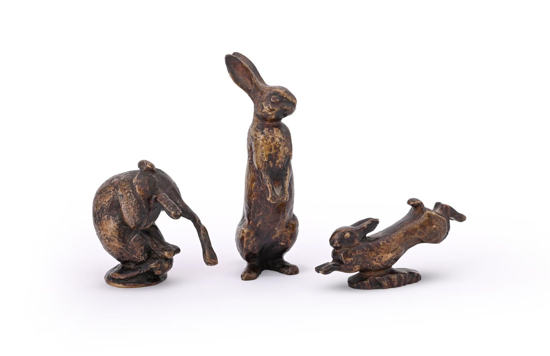AFTER MAX LE VERRIER (FRENCH, 1891-1973), THREE BRONZE MODELS OF HARES - Bild 2 aus 4