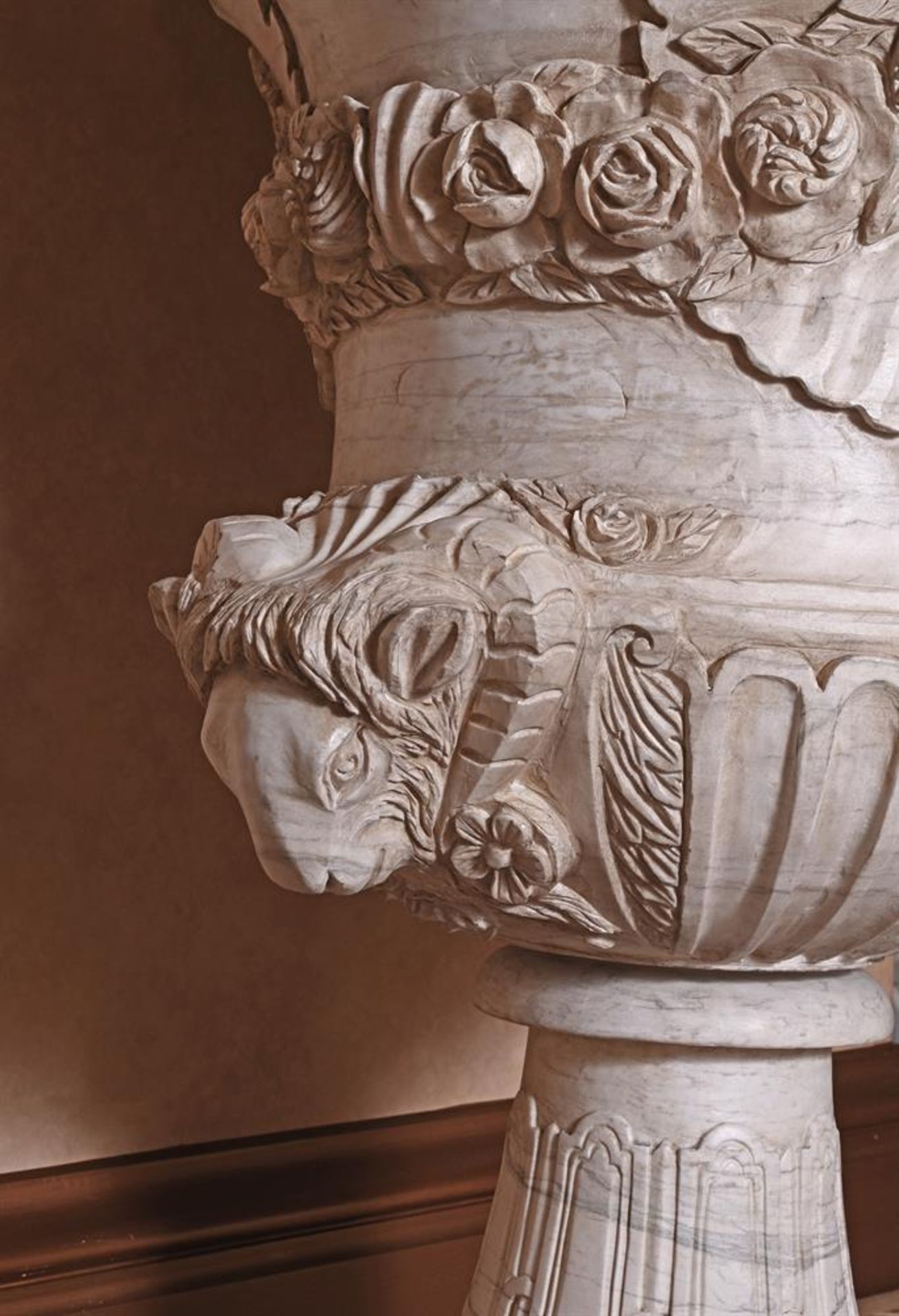 A MONUMENTAL PAIR OF CARVED MARBLE URNS, AFTER THE ANTIQUE, CONTEMPORARY - Image 5 of 5