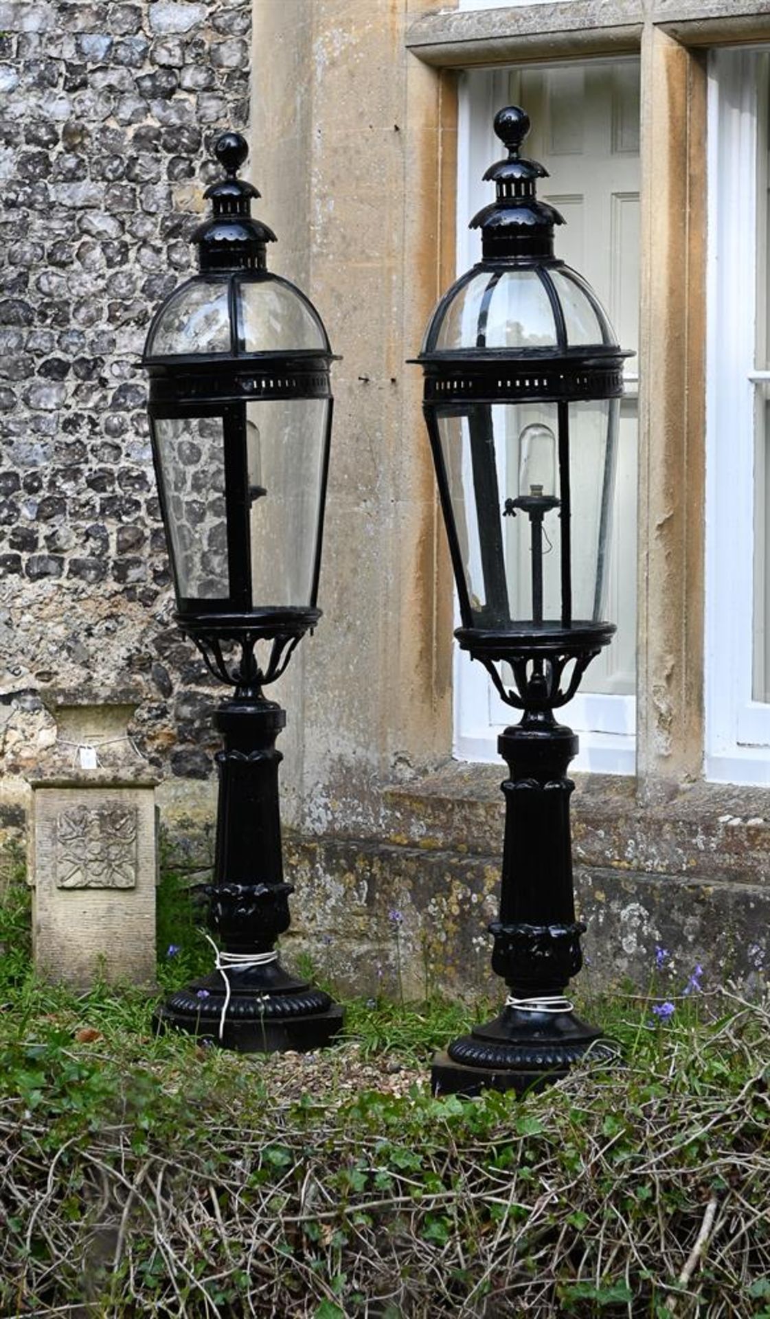 A LARGE PAIR OF BLACK PAINTED CAST IRON AND METAL GARDEN LAMPS, PROBABLY EARLY OR MID 20TH CENTURY - Image 2 of 2