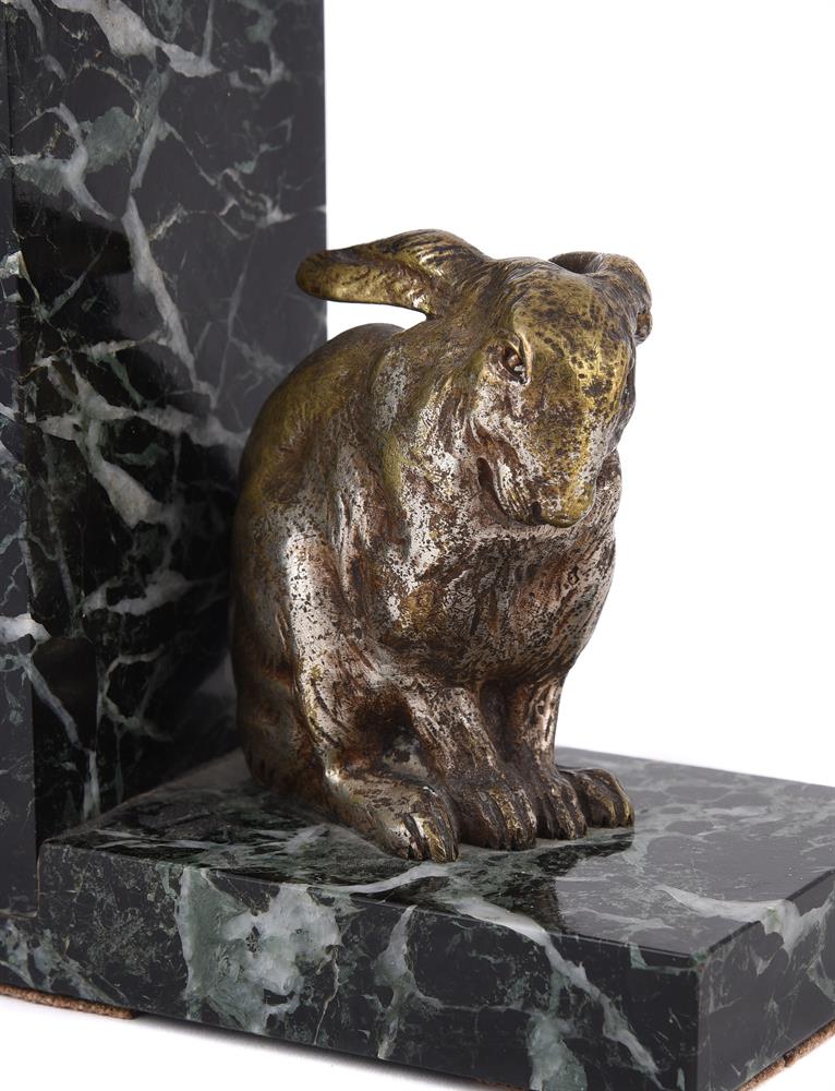 ATTRIBUTED TO OTTENWALD, A PAIR OF ART DECO SILVERED BRONZE AND MARBLE RABBIT BOOKENDS - Image 4 of 5