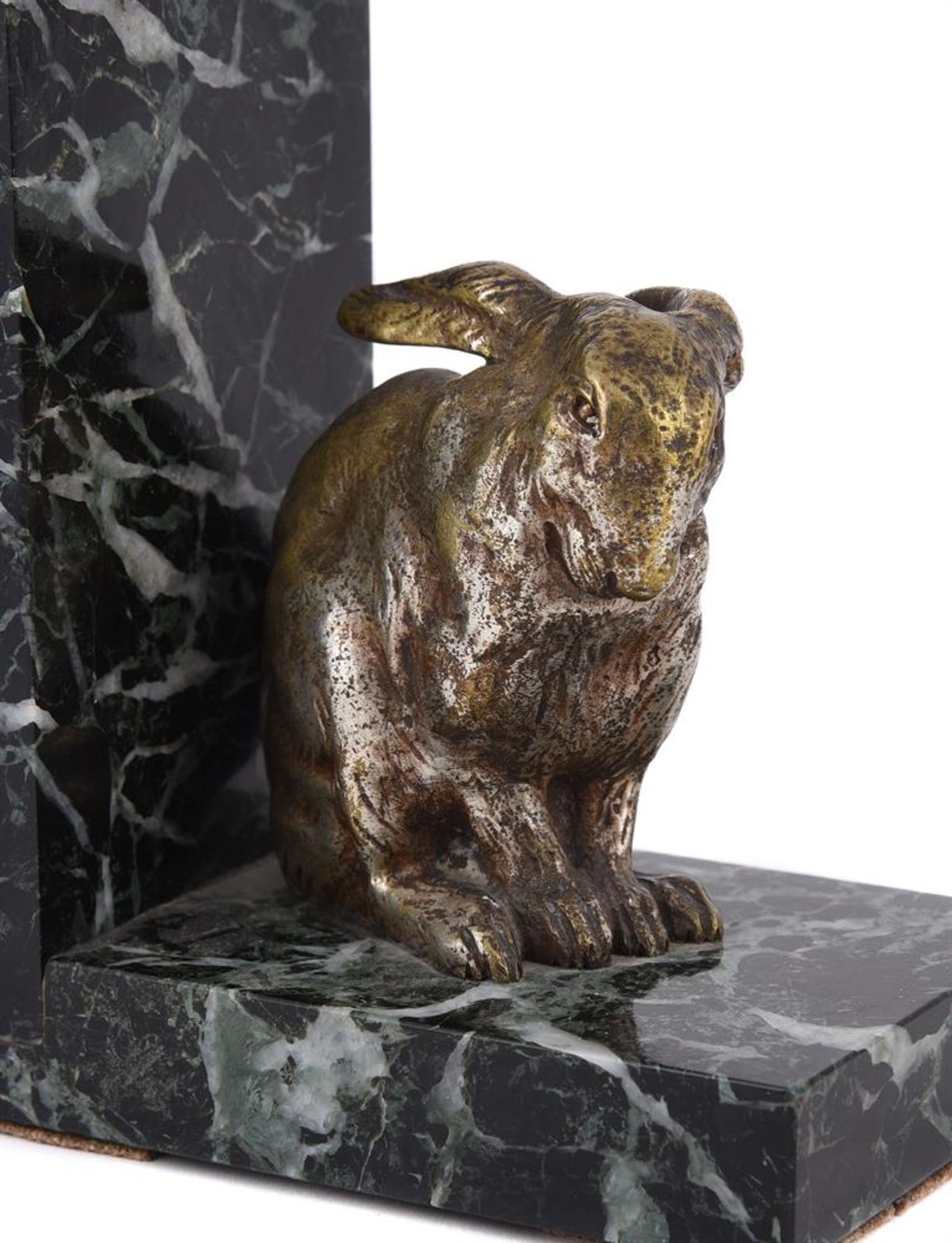 ATTRIBUTED TO OTTENWALD, A PAIR OF ART DECO SILVERED BRONZE AND MARBLE RABBIT BOOKENDS - Bild 4 aus 5