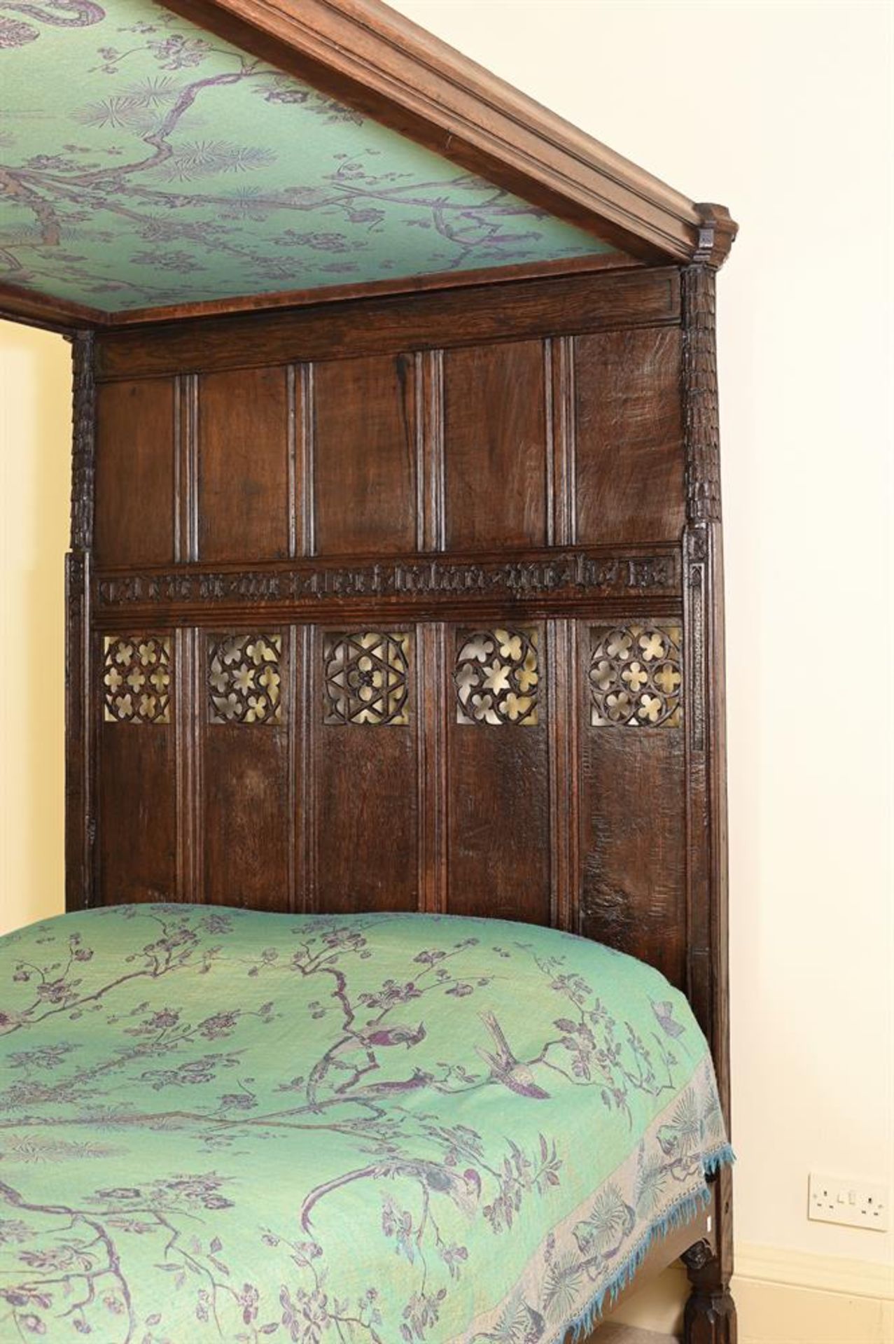 A CARVED OAK TESTER BED, POSSIBLY LATE 15TH CENTURY AND LATER ELEMENTS - Image 3 of 6
