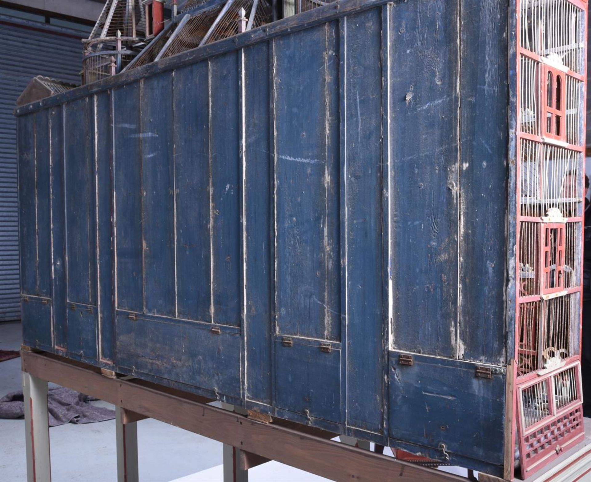 A LARGE PAINTED WOOD AND WIREWORK BIRDCAGE, FIRST HALF 20TH CENTURY - Image 5 of 5