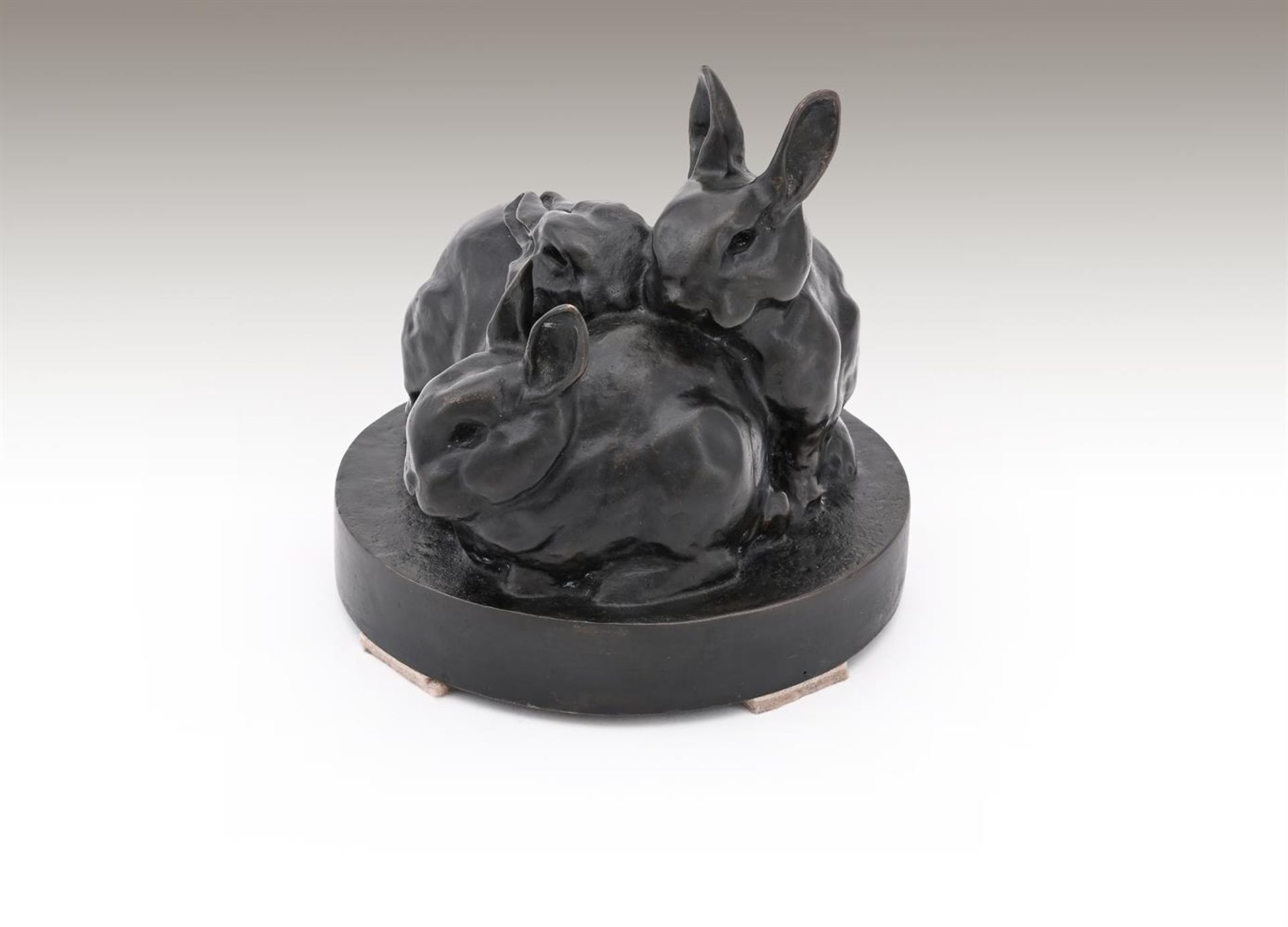 λ H BOKLEN (GERMAN, 20TH CENTURY), A BRONZE GROUP OF THREE RABBITS - Bild 5 aus 5