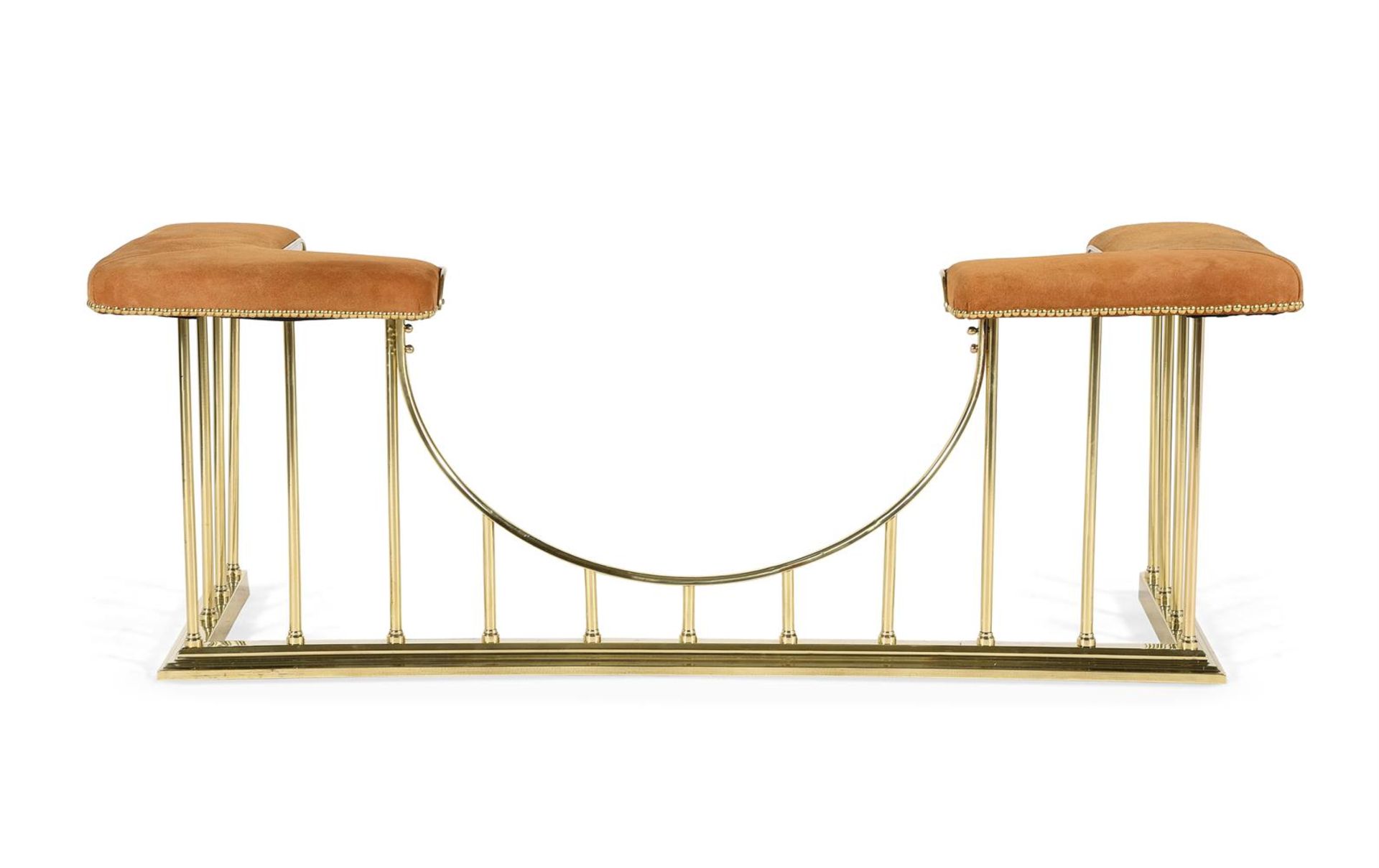 A VICTORIAN GILT BRASS AND SUEDE UPHOLSTERED CLUB FENDER, SECOND HALF 19TH CENTURY