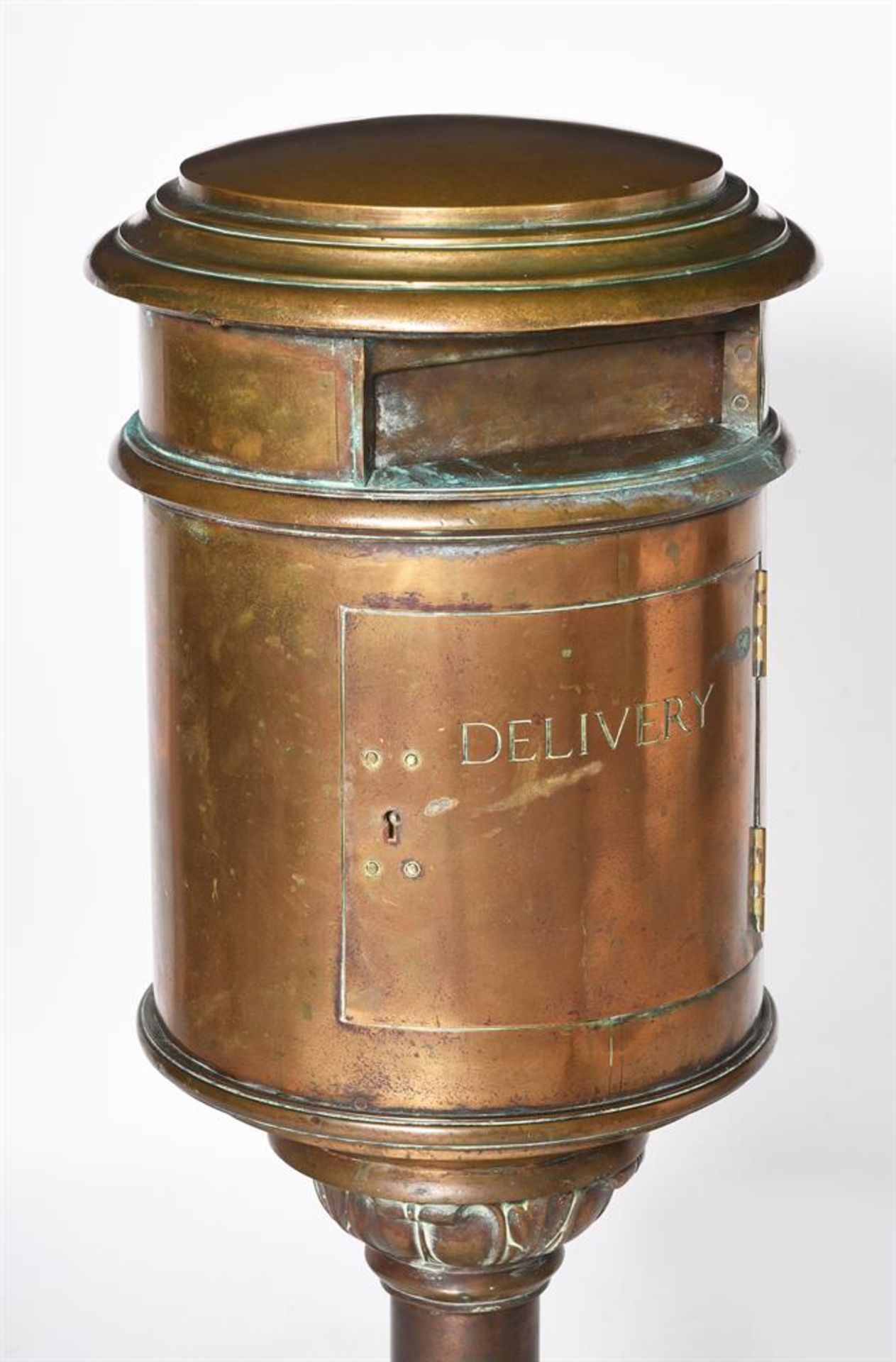 AN UNUSUAL PAIR OF BRASS AND OAK HOTEL OR COUNTRY HOUSE POST BOXES, EARLY 20TH CENTURY - Bild 3 aus 3