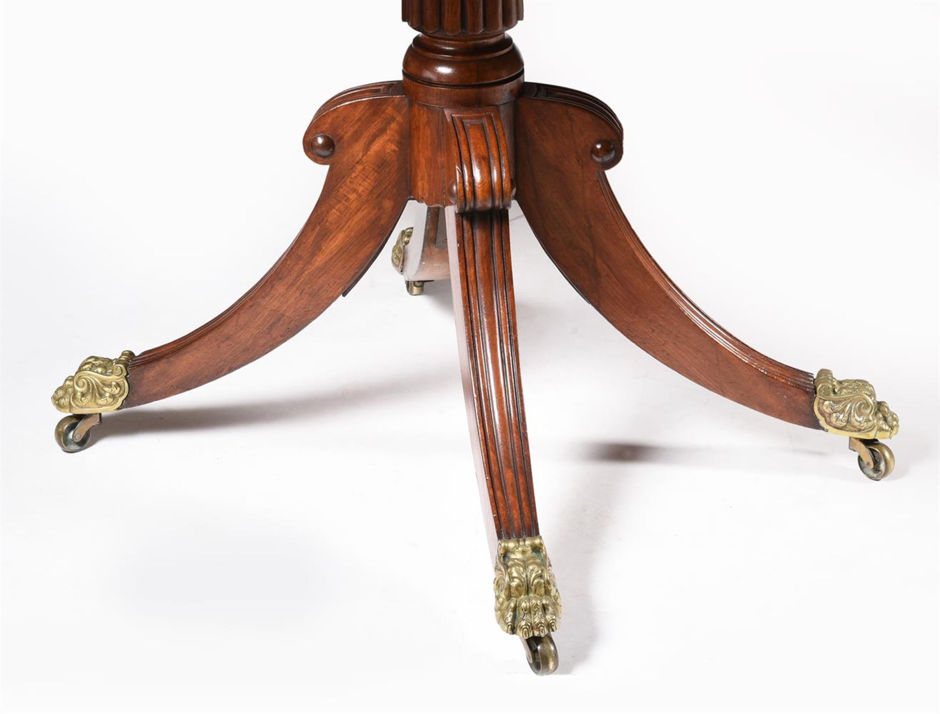 Y A REGENCY MAHOGANY AND EBONY INLAID TRIPLE PEDESTAL DINING TABLE, DUBLIN, CIRCA 1820 AND LATER - Image 4 of 5