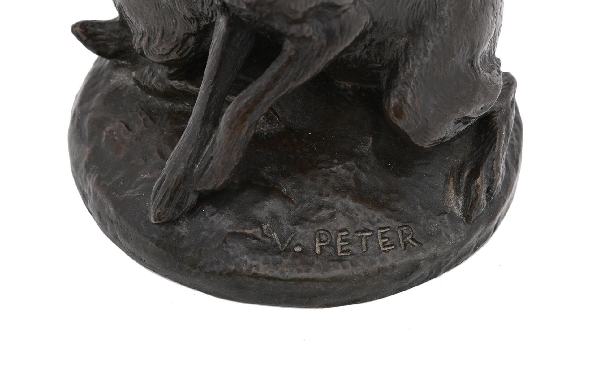 VICTOR PETER (FRENCH, 1840-1918), A BRONZE MODEL OF TWO ALERT HARES - Bild 4 aus 5