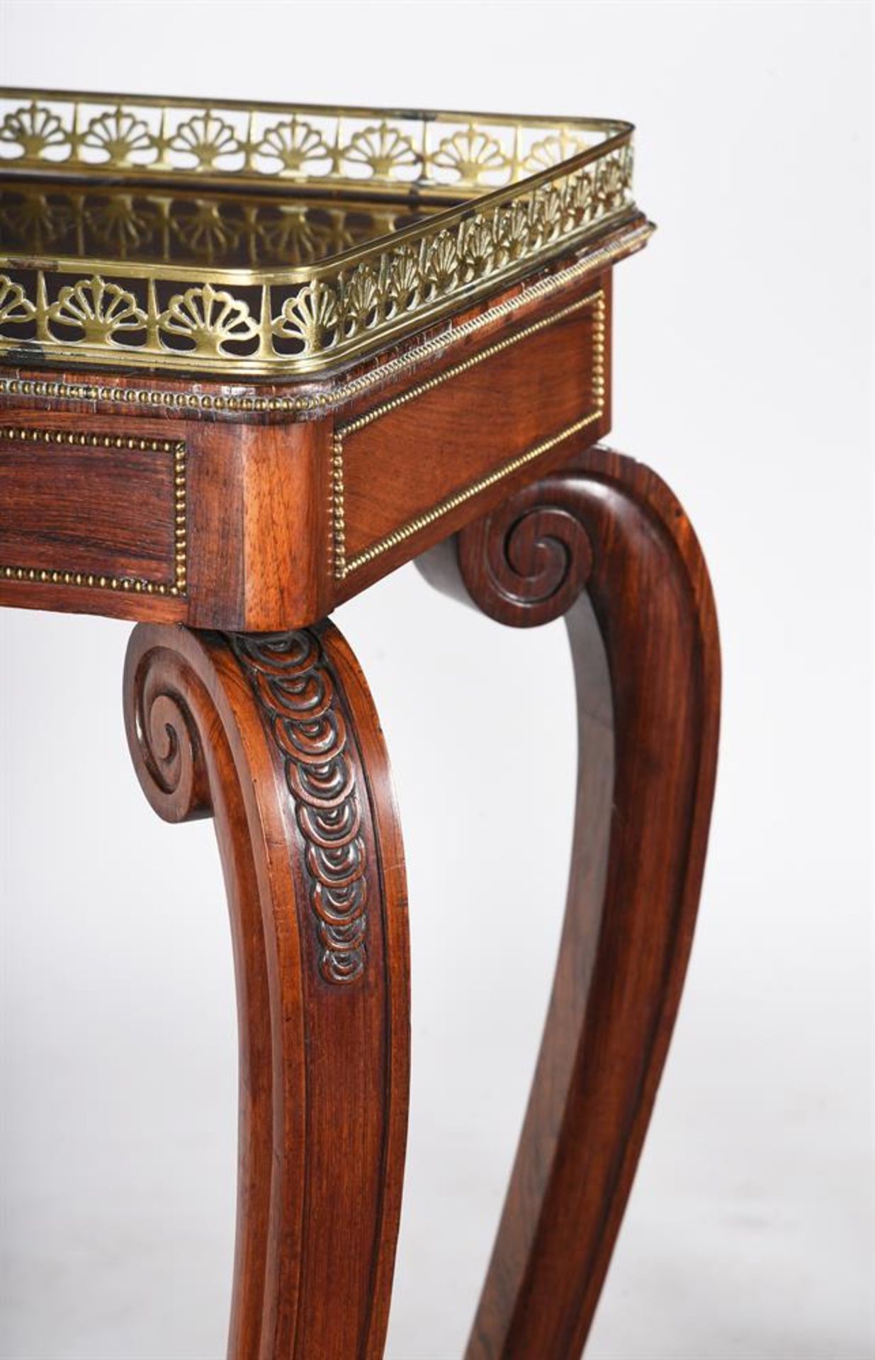 Y A PAIR OF REGENCY ROSEWOOD AND GILT METAL MOUNTED TWO TIER PEDESTALS OR ETAGERES, CIRCA 1815-20 - Bild 2 aus 7