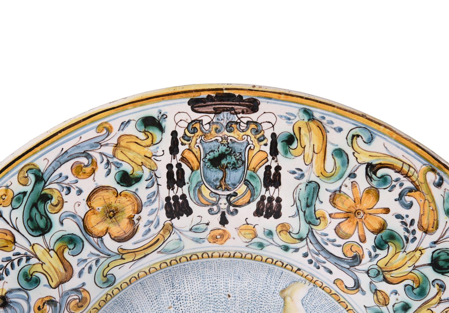 A CASTELLI MAIOLICA ARMORIAL DISH, LATE 17TH/EARLY 18TH CENTURY, PROBABLY GRUE WORKSHOP - Image 2 of 3