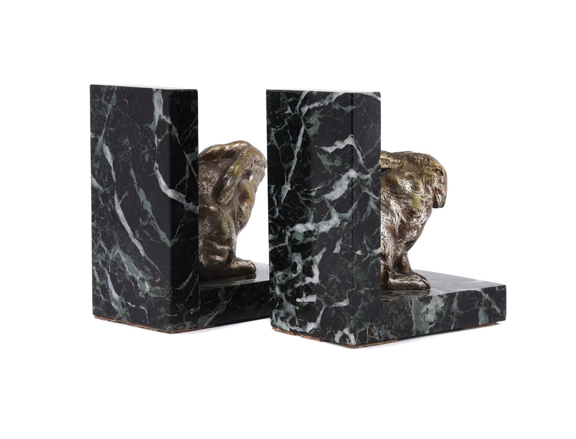 ATTRIBUTED TO OTTENWALD, A PAIR OF ART DECO SILVERED BRONZE AND MARBLE RABBIT BOOKENDS - Bild 3 aus 5