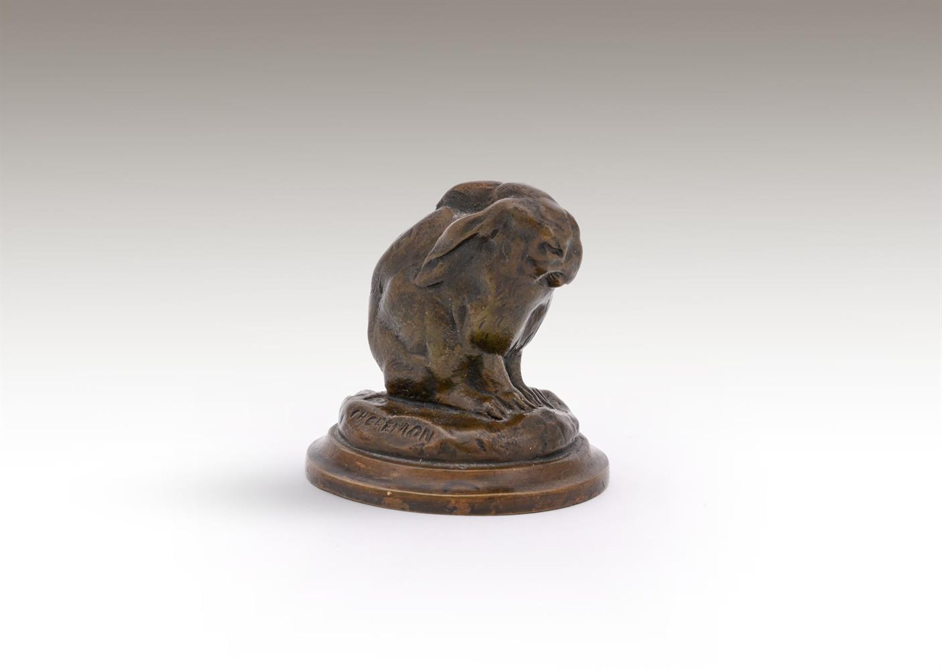 CHARLES GREMION (FRENCH, 19TH/20TH CENTURY), A BRONZE MODEL OF A RABBIT GROOMING - Bild 4 aus 4