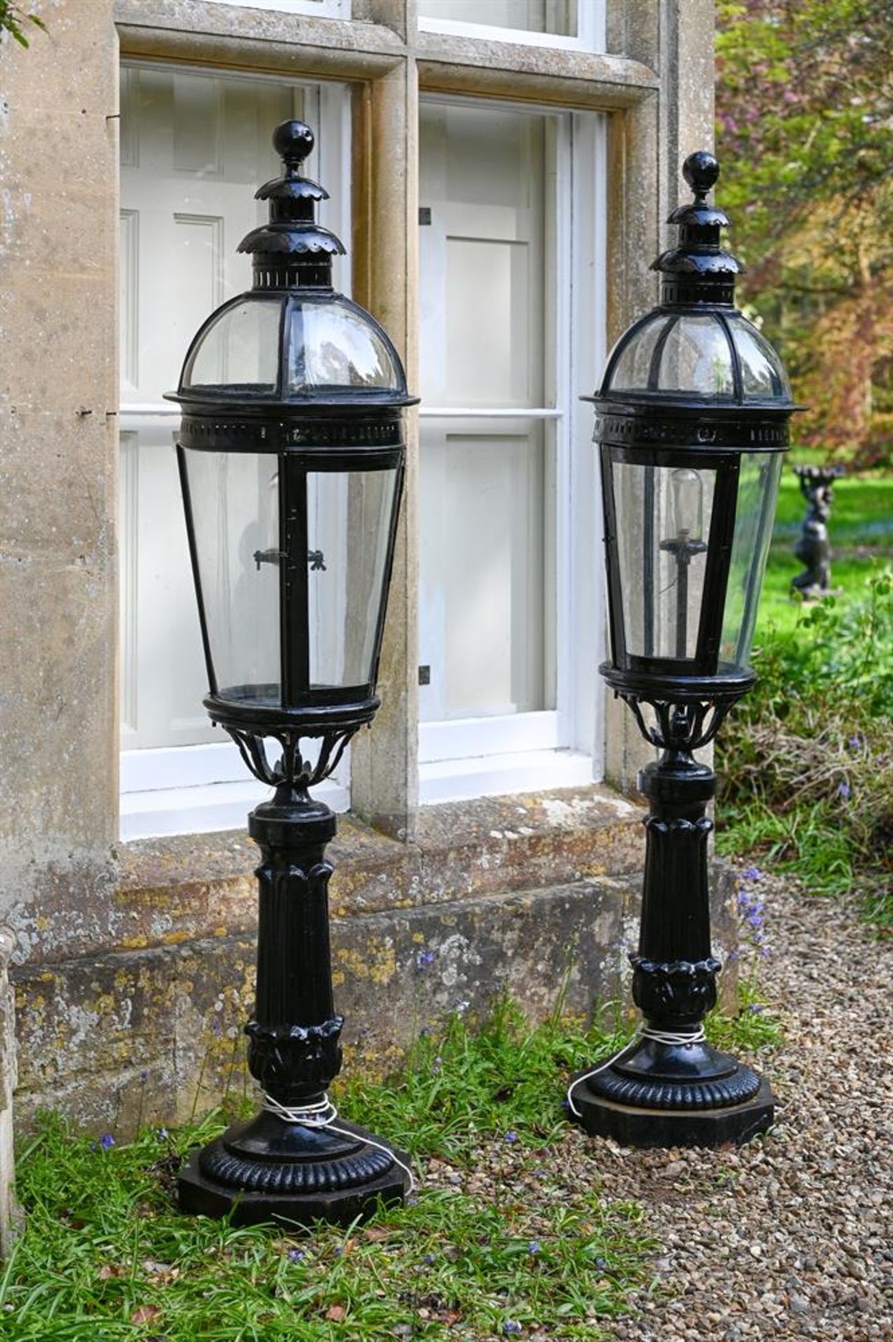 A LARGE PAIR OF BLACK PAINTED CAST IRON AND METAL GARDEN LAMPS, PROBABLY EARLY OR MID 20TH CENTURY