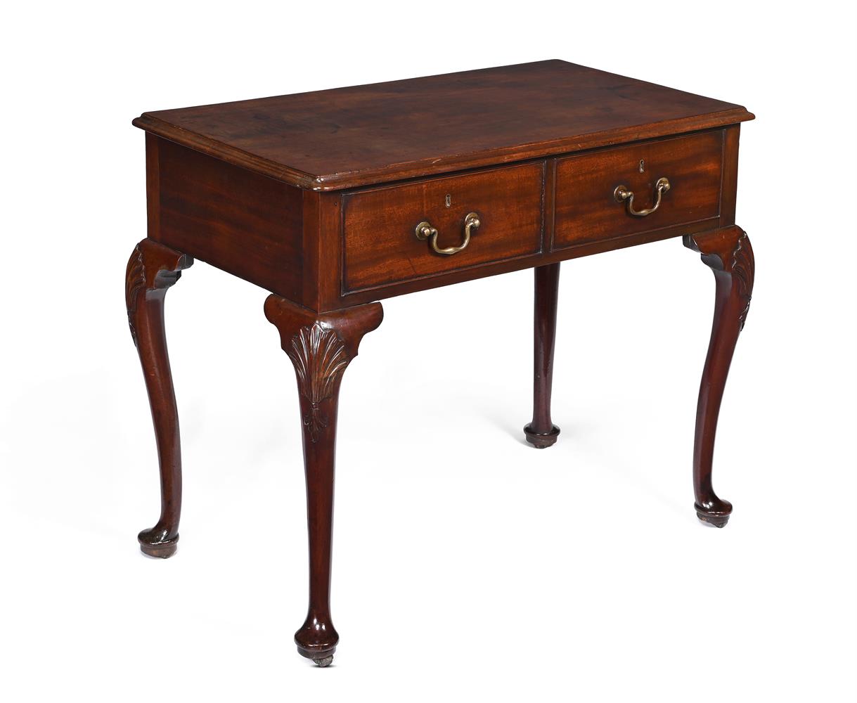 A GEORGE II IRISH 'FIDDLEBACK' MAHOGANY SIDE OR DRESSING TABLE, CIRCA 1755 - Image 2 of 3