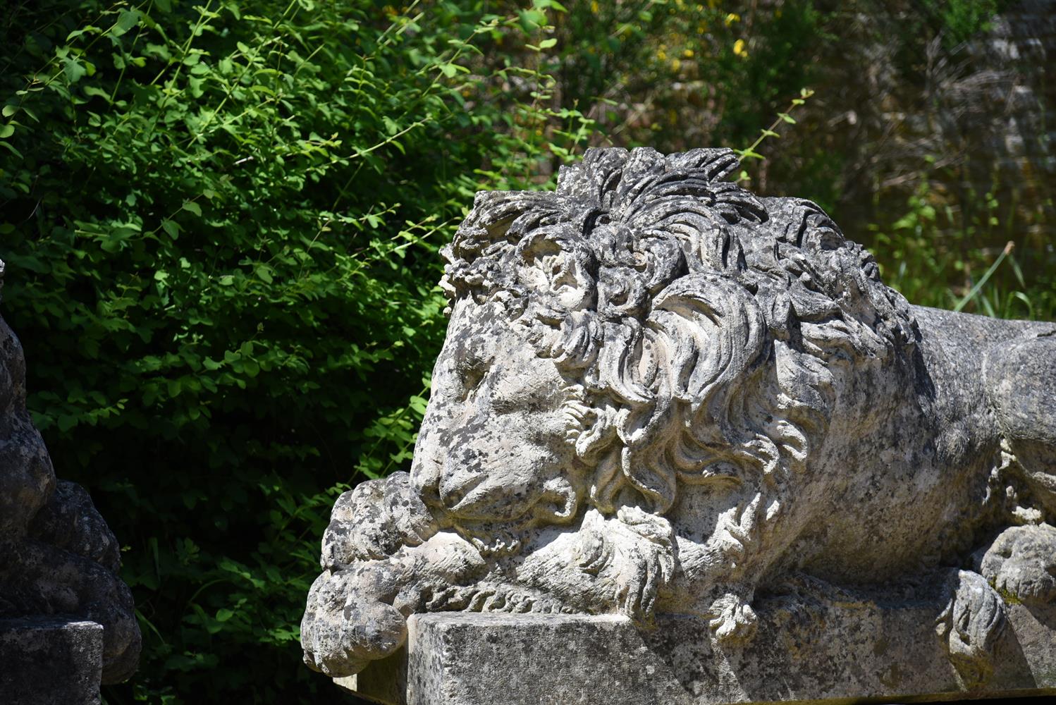 A LARGE PAIR OF ITALIAN CARVED LIMESTONE FIGURES OF LIONS, LATE 20TH CENTURY - Image 2 of 2