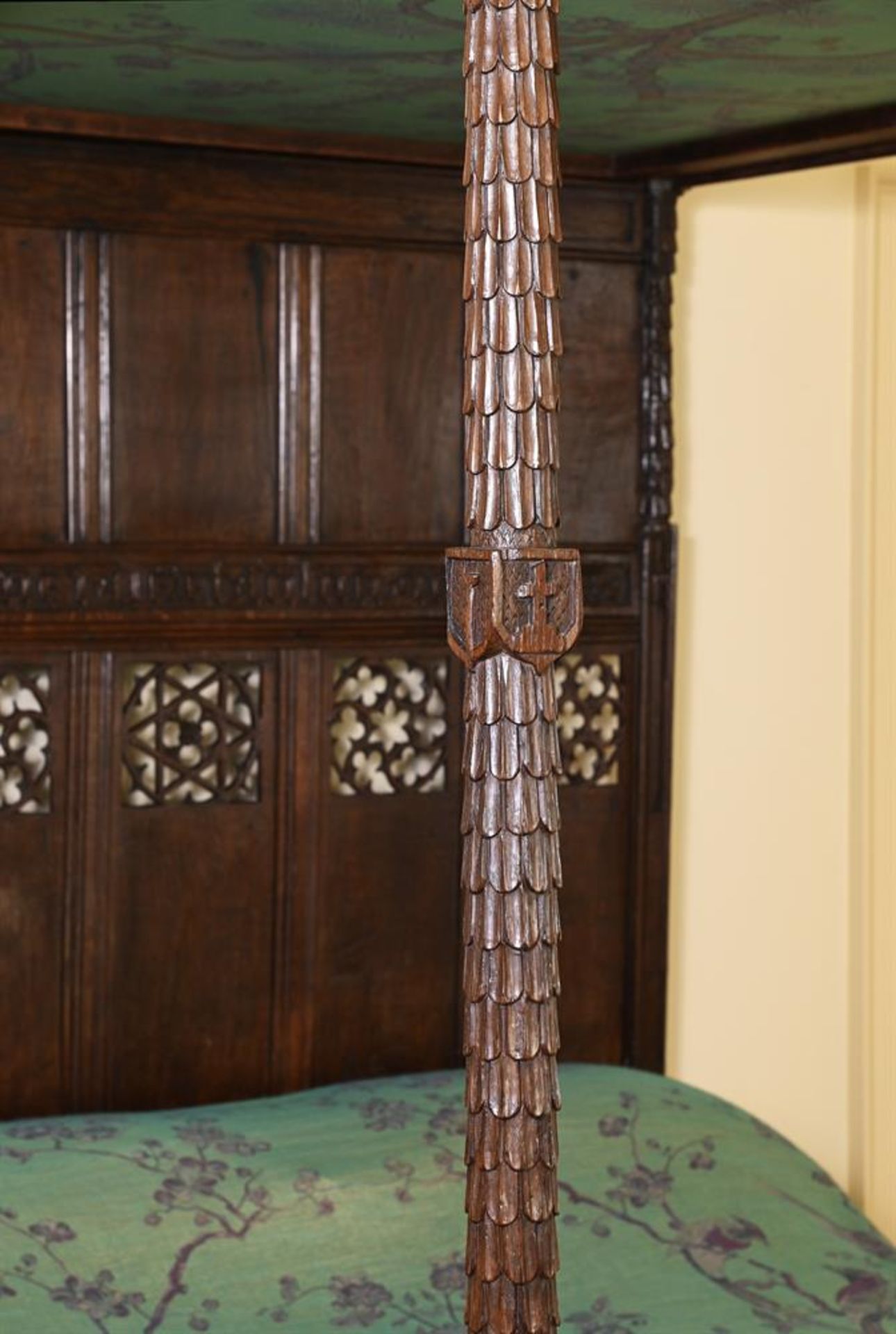 A CARVED OAK TESTER BED, POSSIBLY LATE 15TH CENTURY AND LATER ELEMENTS - Image 6 of 6