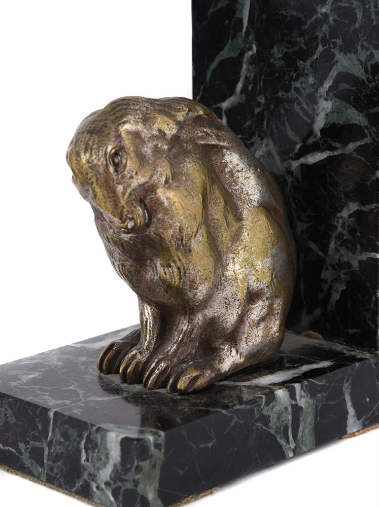 ATTRIBUTED TO OTTENWALD, A PAIR OF ART DECO SILVERED BRONZE AND MARBLE RABBIT BOOKENDS - Image 5 of 5