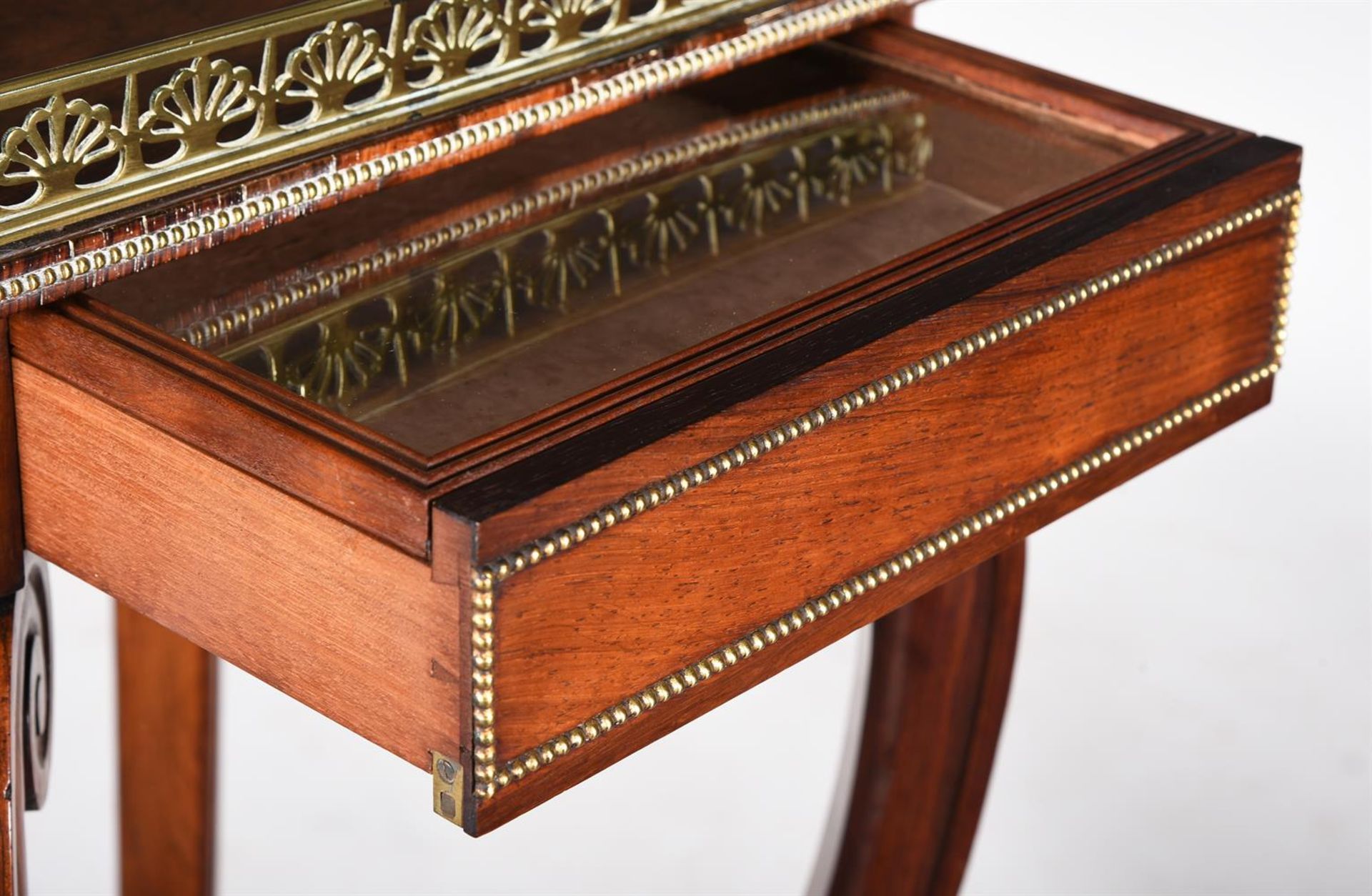 Y A PAIR OF REGENCY ROSEWOOD AND GILT METAL MOUNTED TWO TIER PEDESTALS OR ETAGERES, CIRCA 1815-20 - Bild 3 aus 7