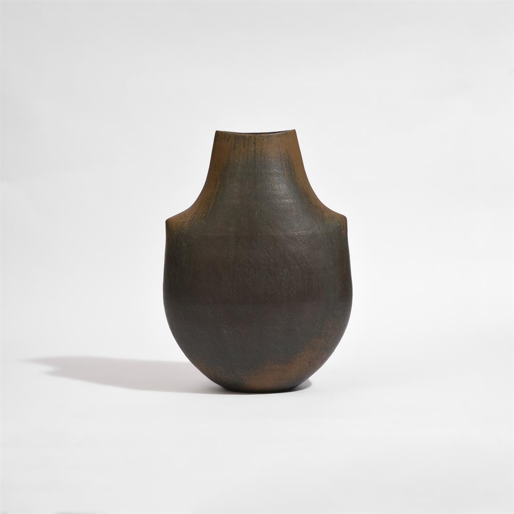 λ JOHN WARD (BRITISH 1938-2023), A LARGE BROWN 'SHOULDER POT' - Image 2 of 5