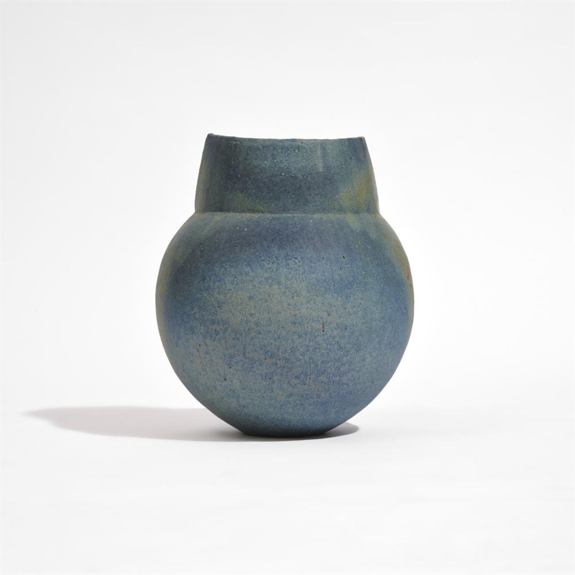 λ JOHN WARD (BRITISH 1938-2023), A MATT BLUE VASE - Image 4 of 7