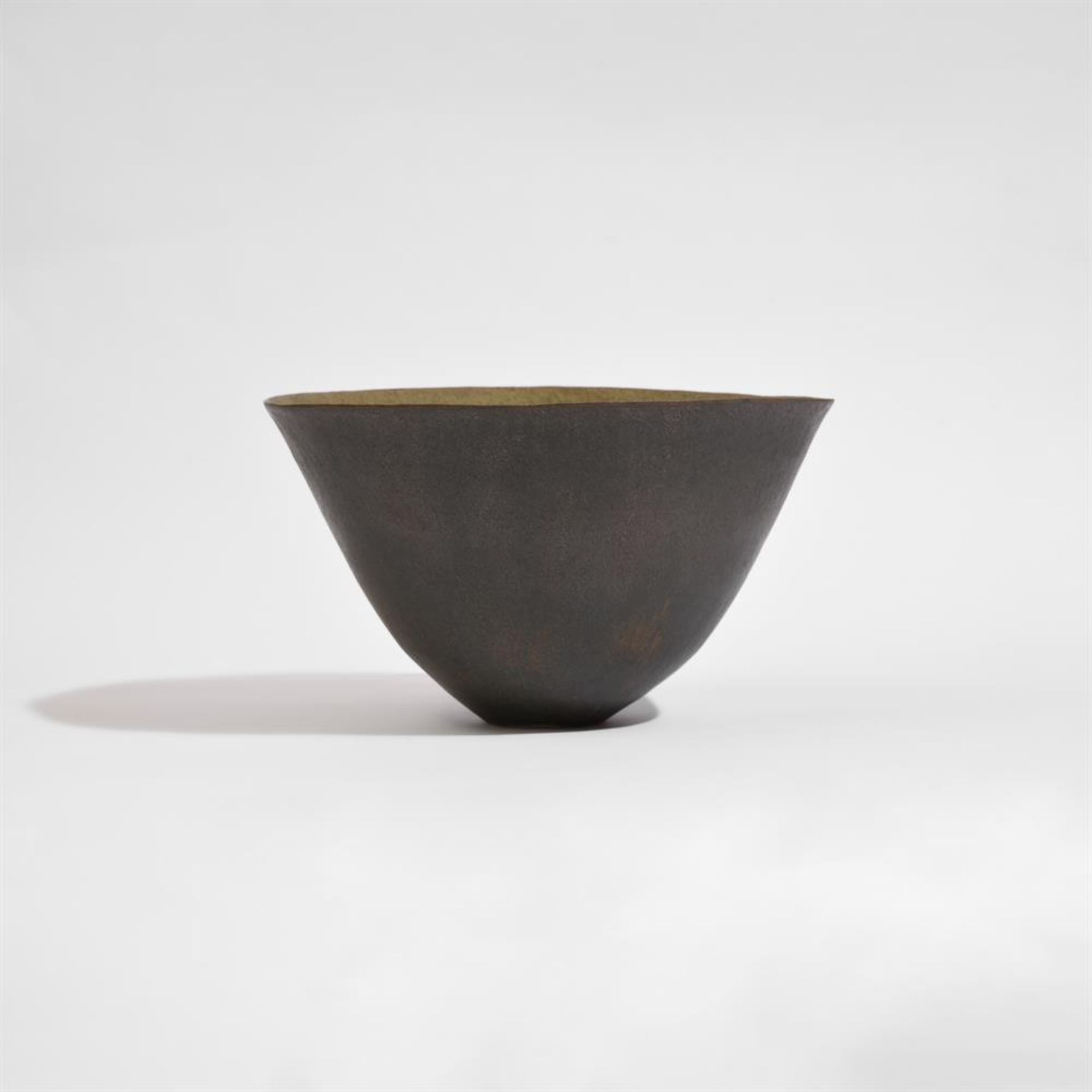 λ JOHN WARD (BRITISH 1938-2023), A LARGE GREEN AND BROWN BOWL - Image 5 of 5