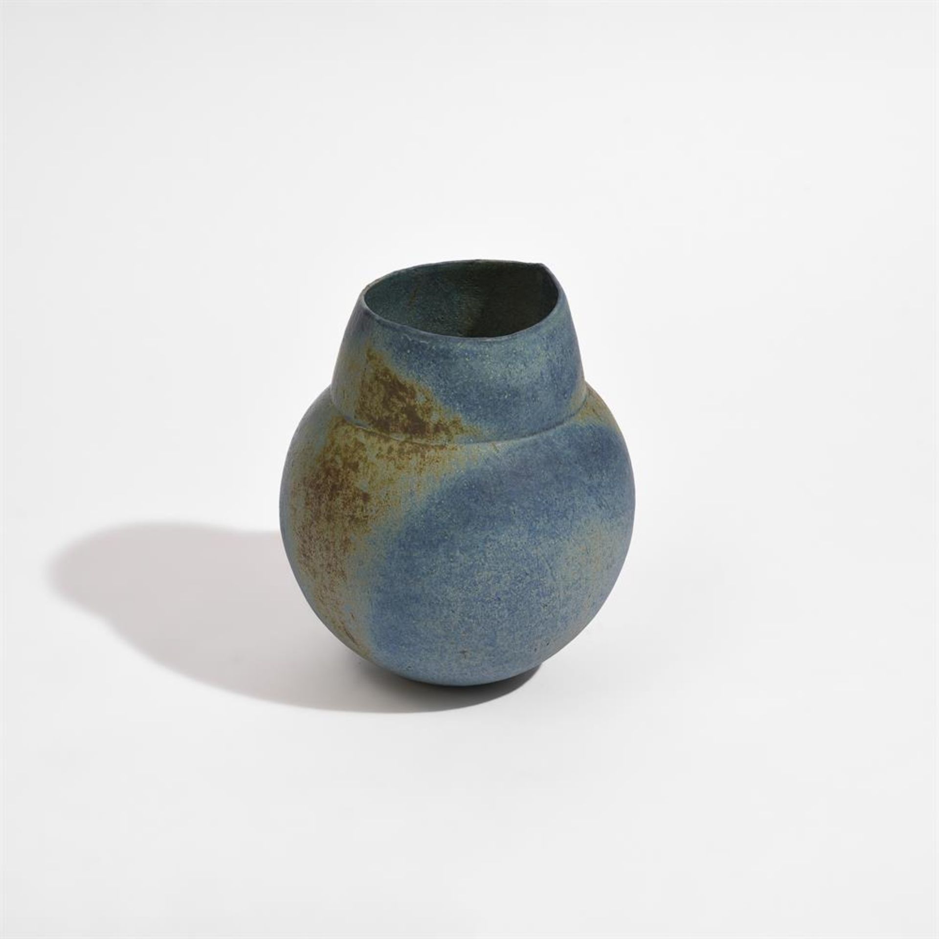 λ JOHN WARD (BRITISH 1938-2023), A MATT BLUE VASE - Image 3 of 7