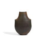 λ JOHN WARD (BRITISH 1938-2023), A LARGE BROWN 'SHOULDER POT'