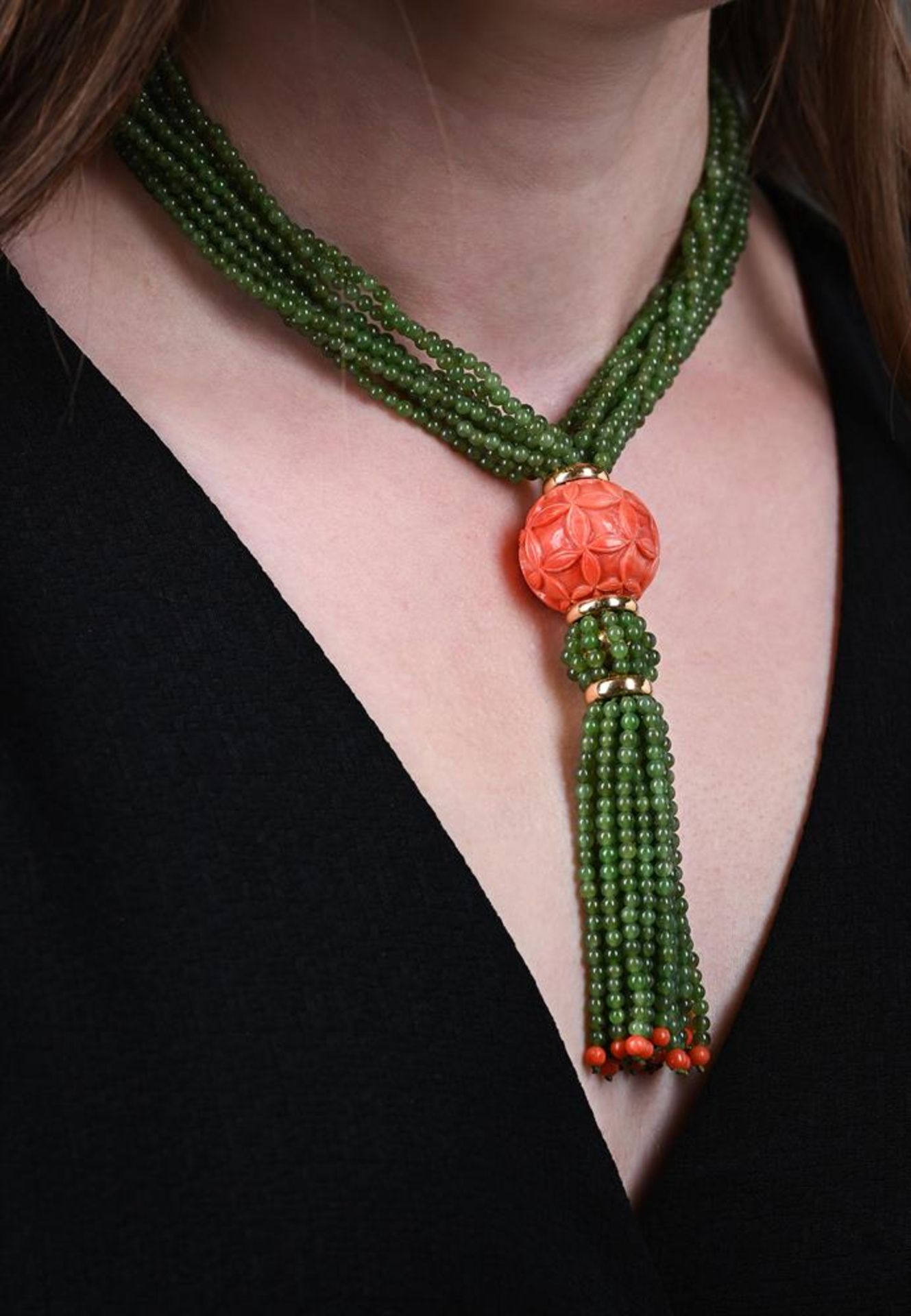 Y A FRENCH CORAL AND NEPHRITE BEAD NECKLACE - Bild 3 aus 3