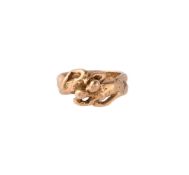A 1970S GOLD COLOURED SCULPTURAL KISSING LOVERS RING