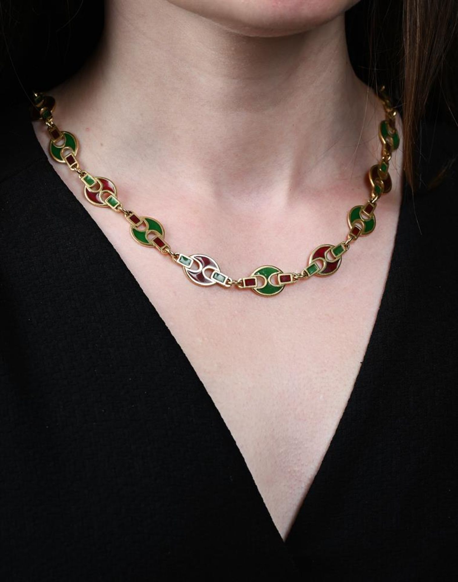 AN ITALIAN 1970S RED AND GREEN PLIQUE Á JOUR AND GOLD COLOURED LONG CHAIN - Bild 3 aus 3