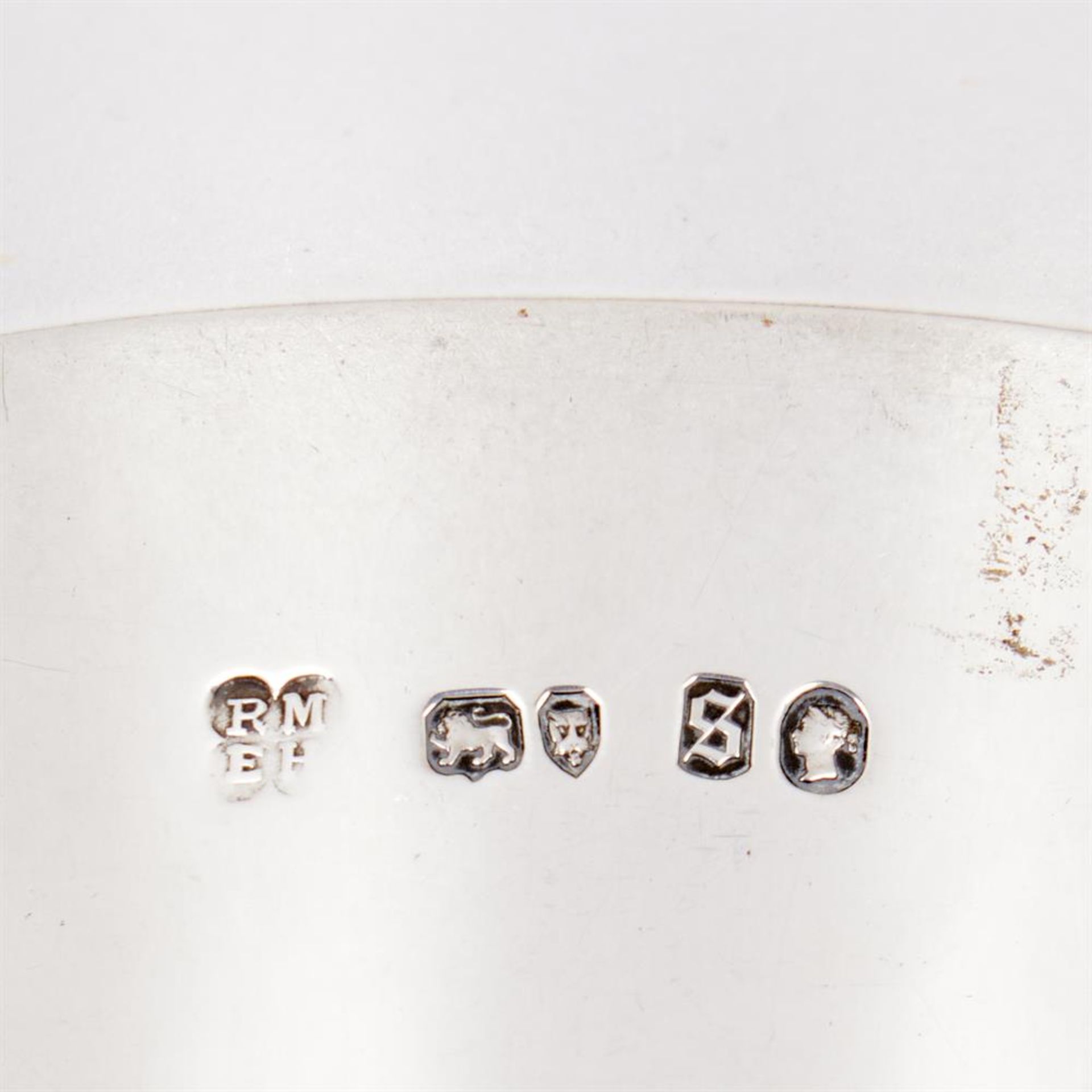 A VICTORIAN SILVER JUG AND SIX BEAKERS - Image 2 of 2